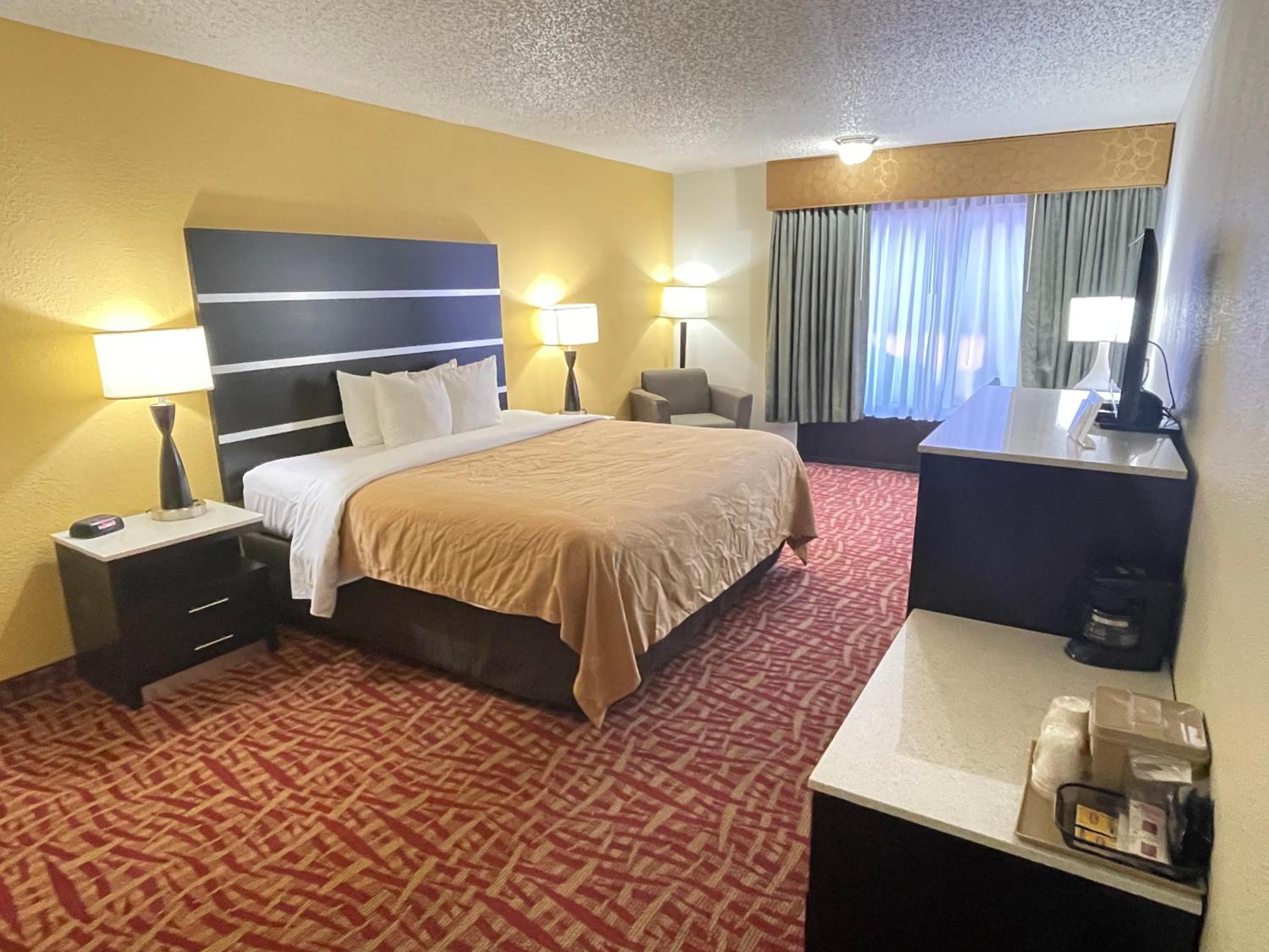 King Room - Non-Smoking - Photo 1
