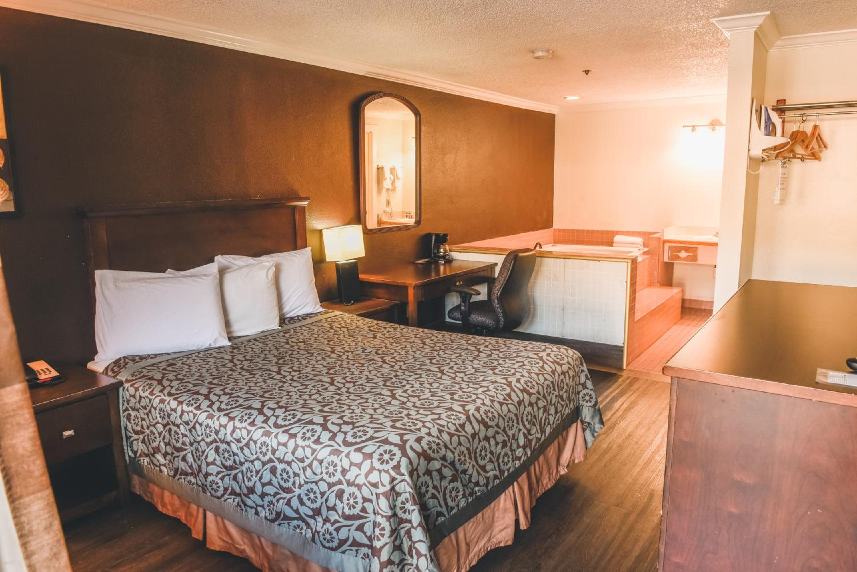Deluxe Queen Room - Non-Smoking