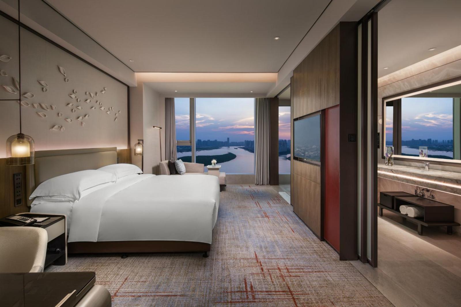 Classic King Room with River View - High Floor/Lounge Access