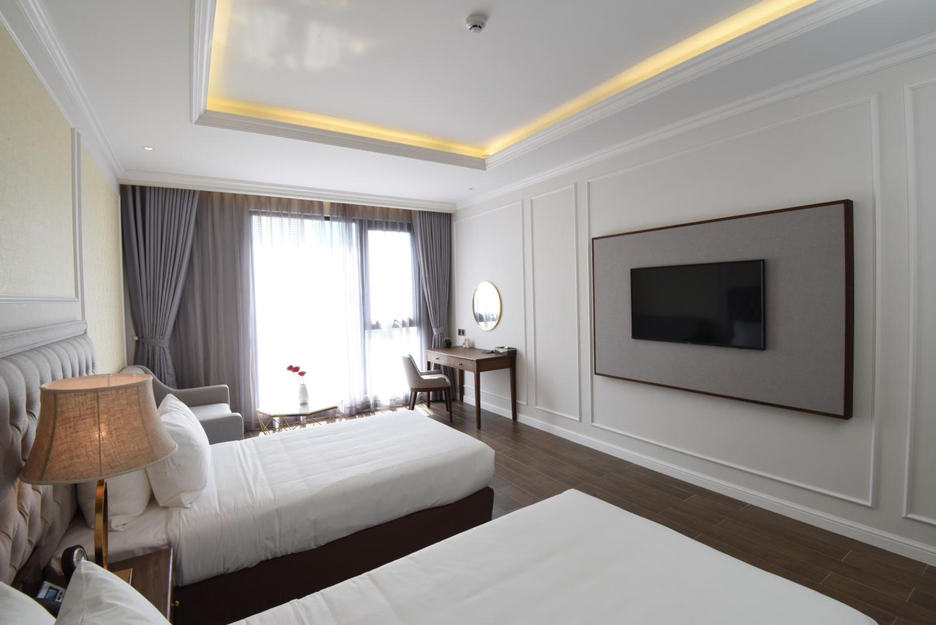 Superior Twin Room with City View - Photo 9