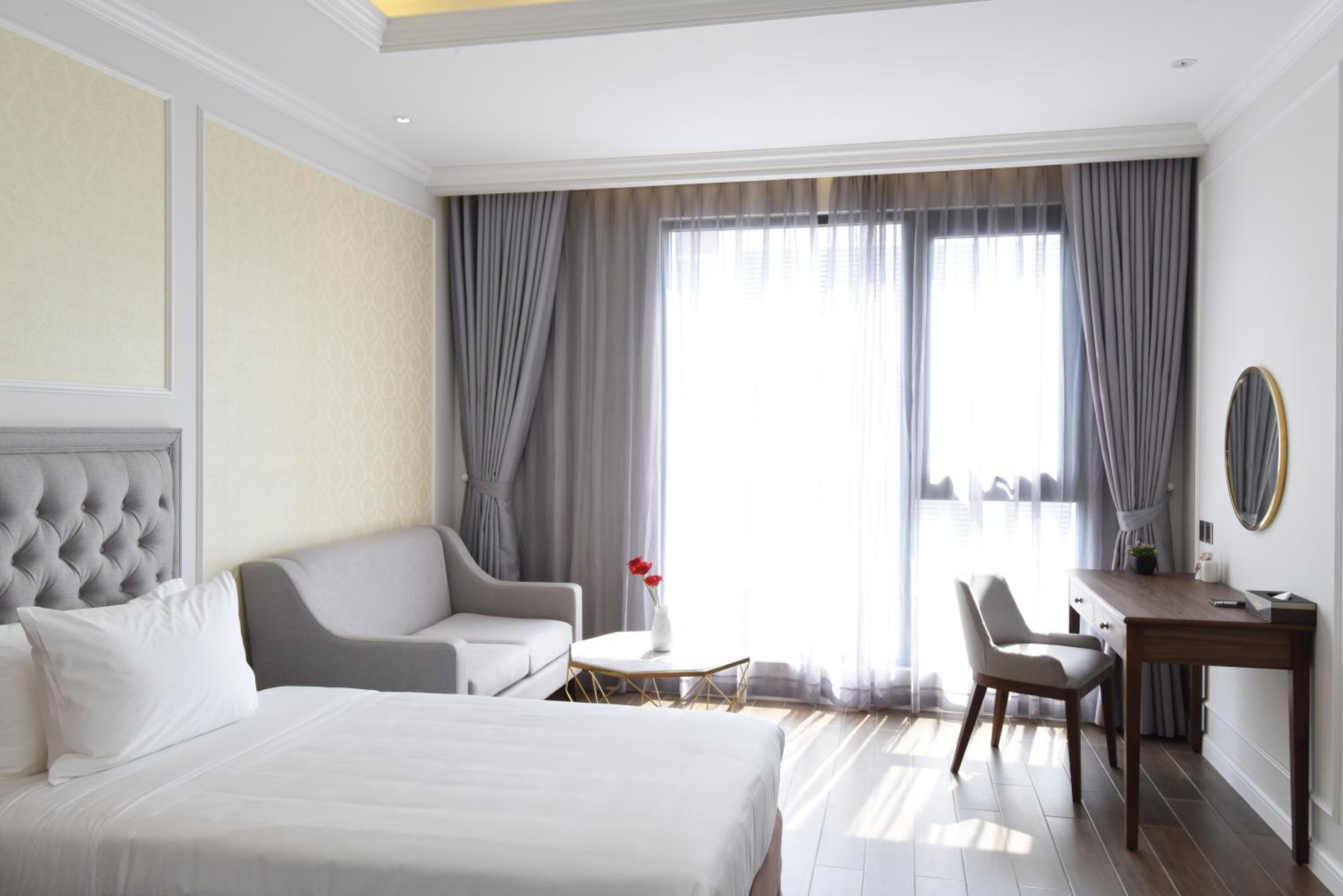 Superior Twin Room with City View - Photo 8