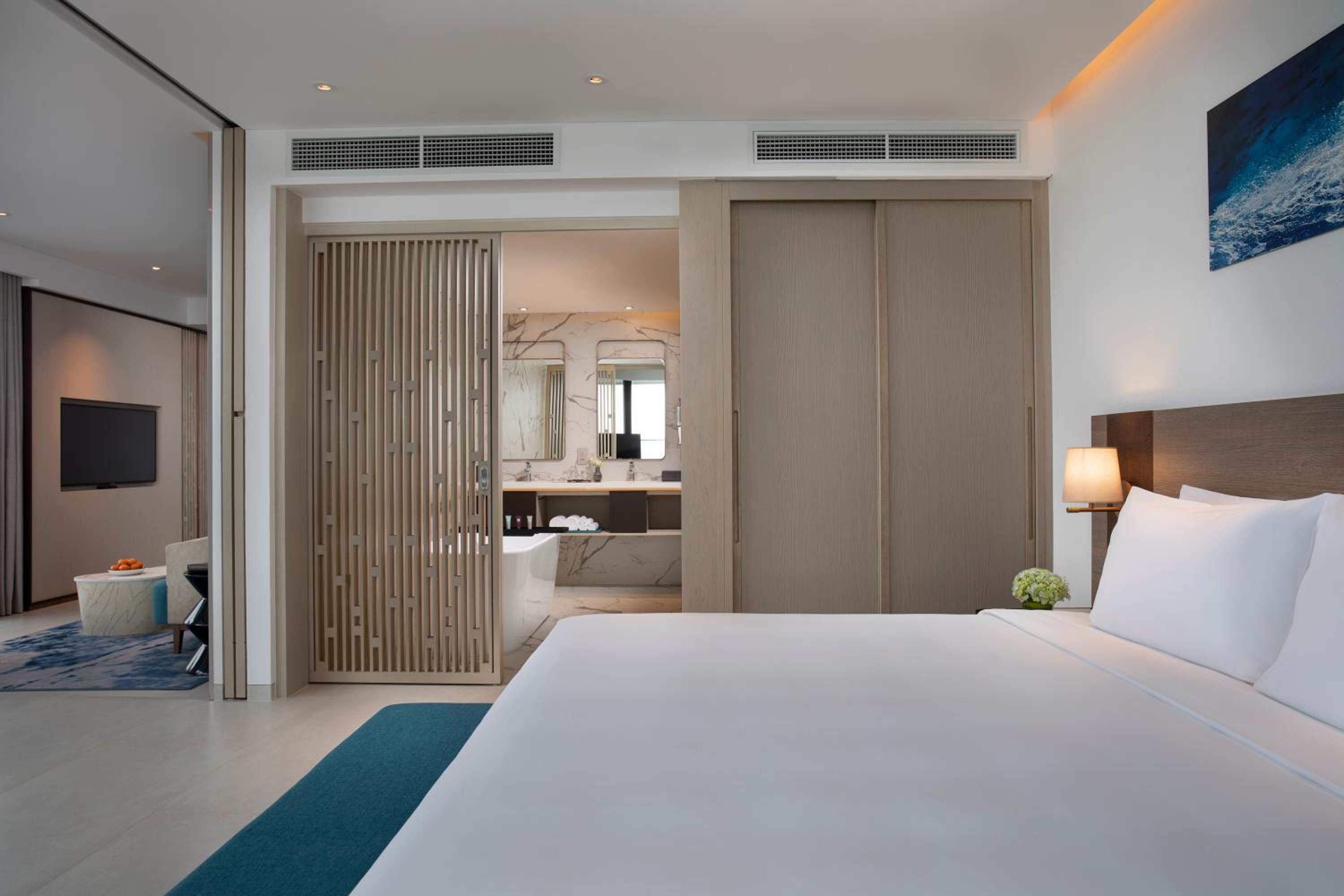 Executive Corner Suite with Ocean View and Lounge Access - Photo 8