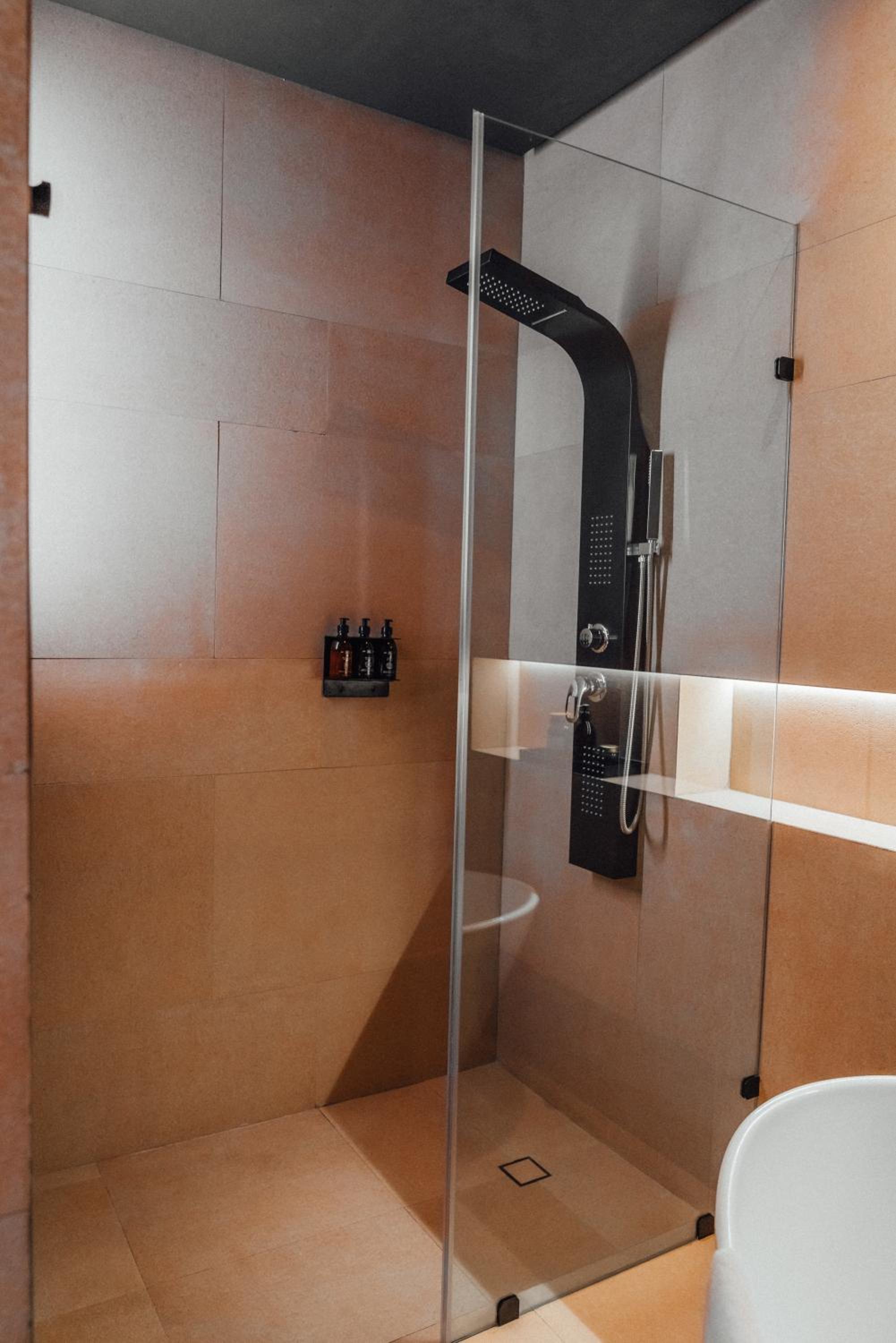 Deluxe Double Room with Bath - Photo 18