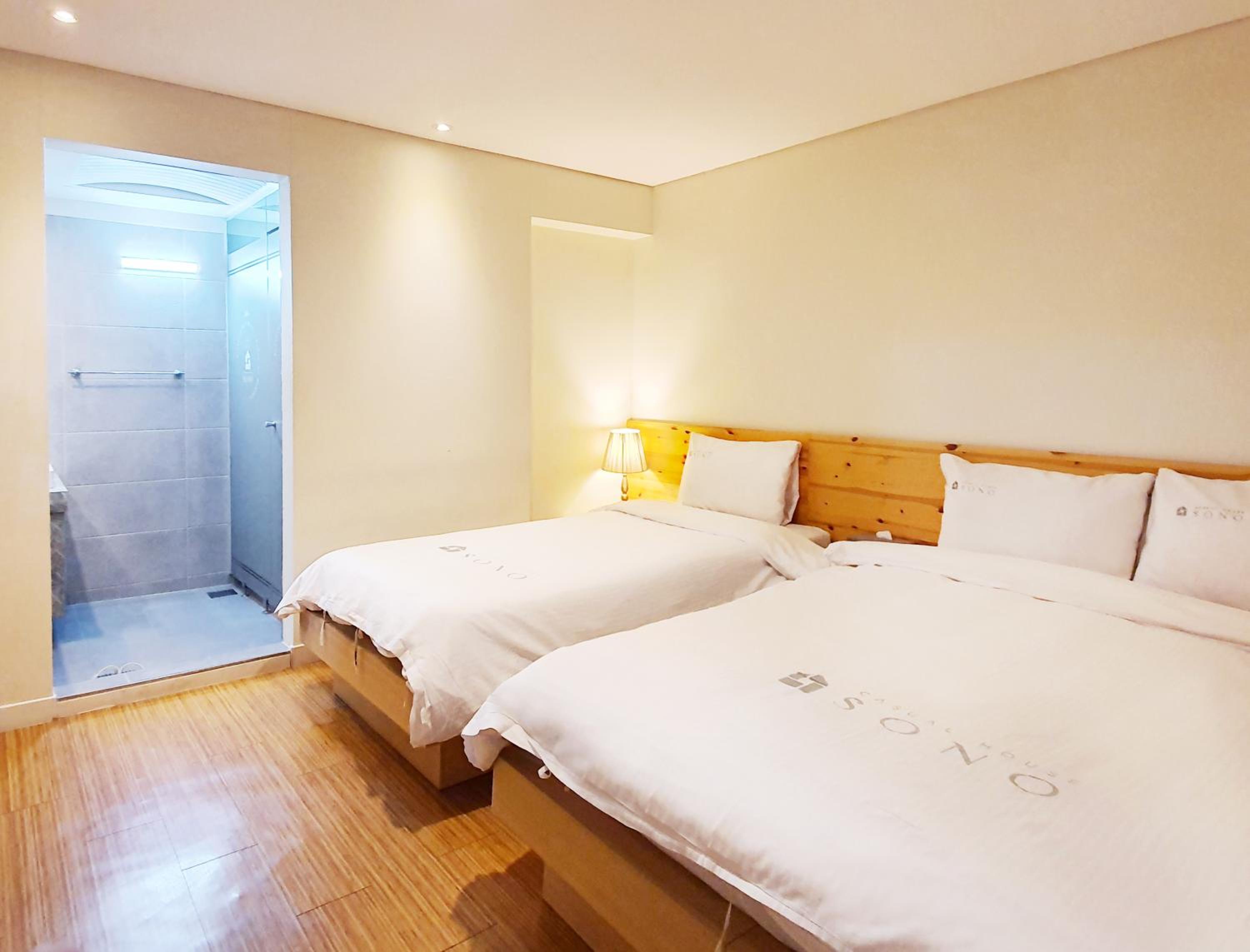 Deluxe Suite - Photo 2
