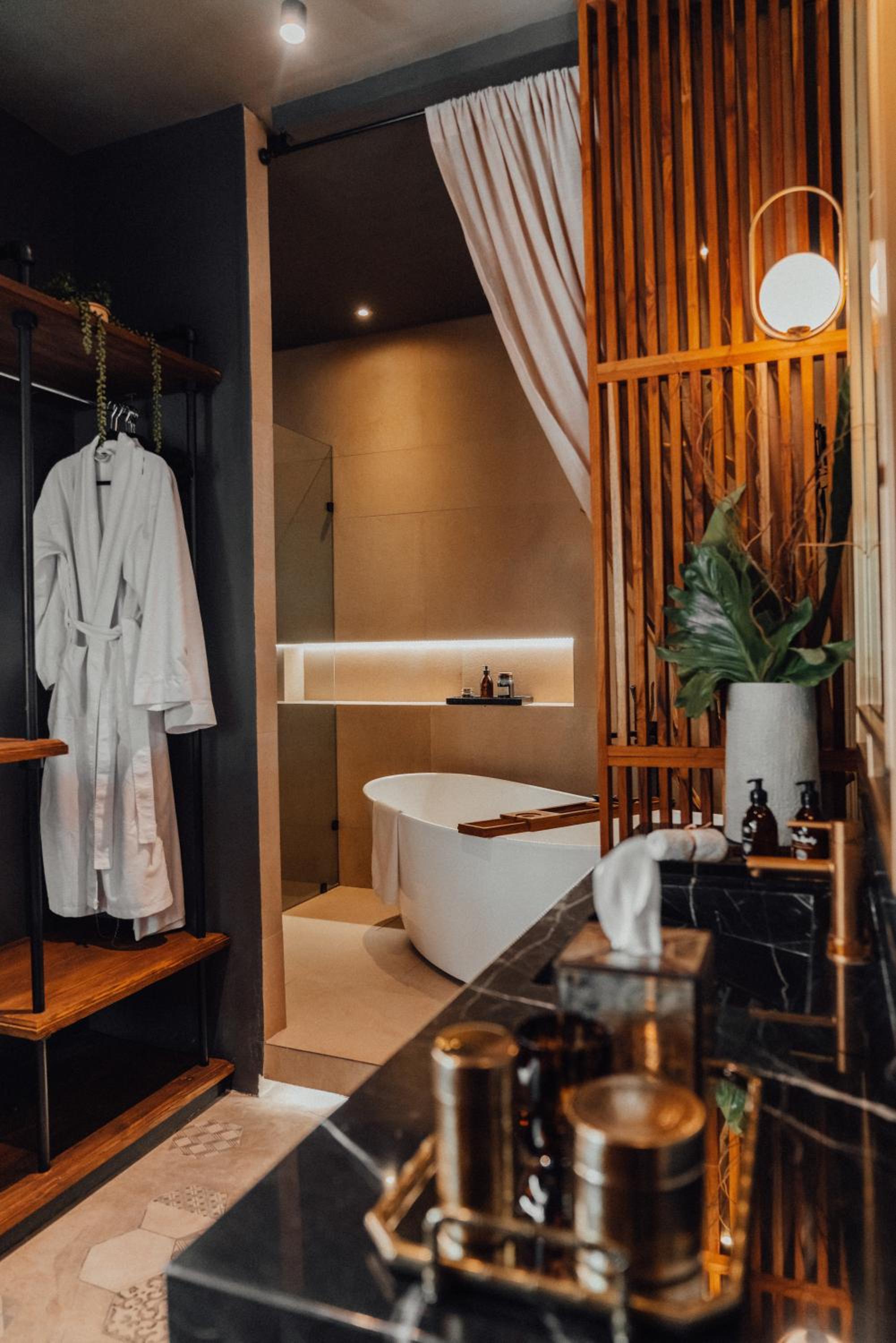 Deluxe Double Room with Bath - Photo 7