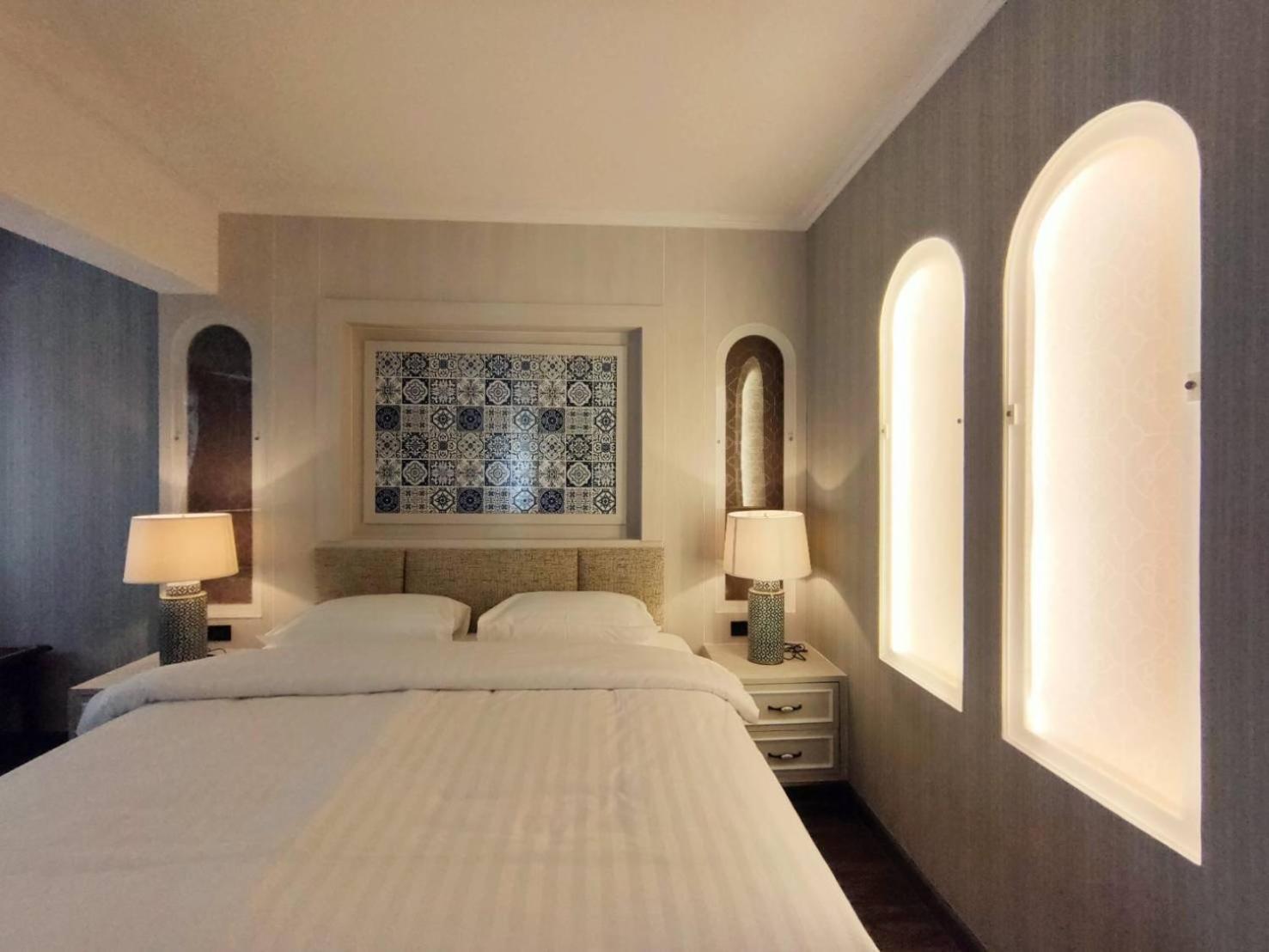 Deluxe King Room (Modern 1) photo 3