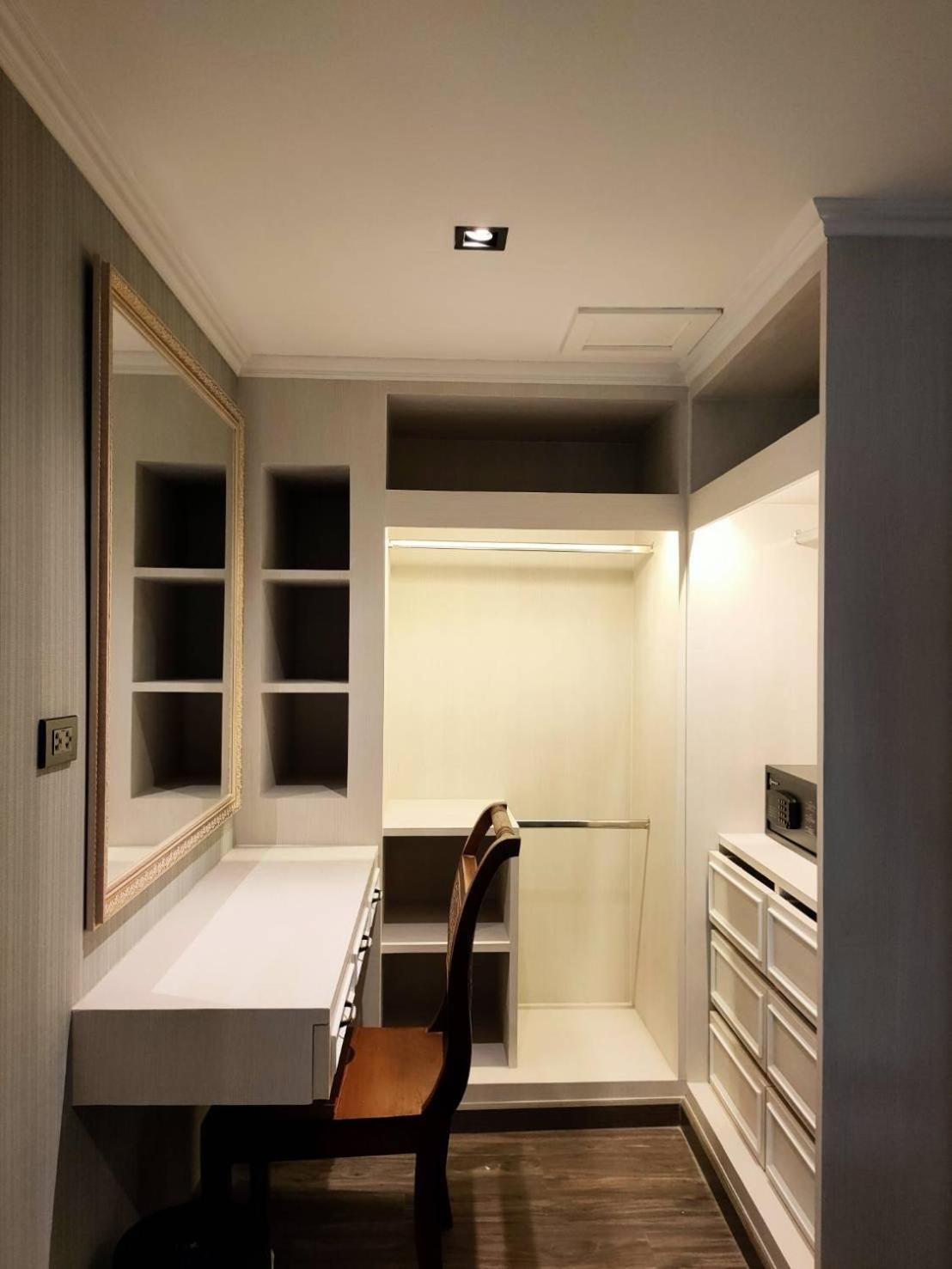 Deluxe King Room (Modern 1) photo 3