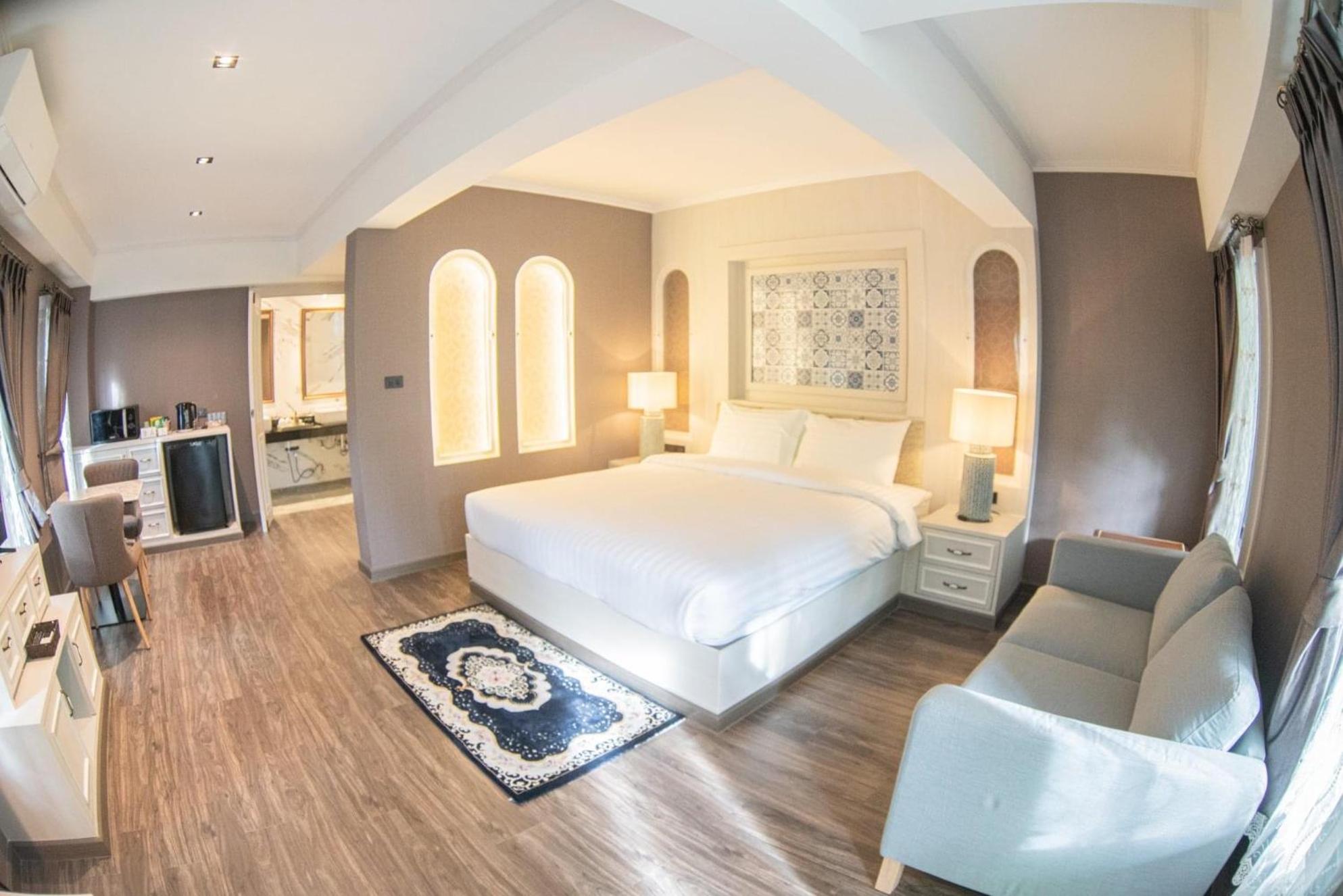 Deluxe King Room (Modern 1) photo 1