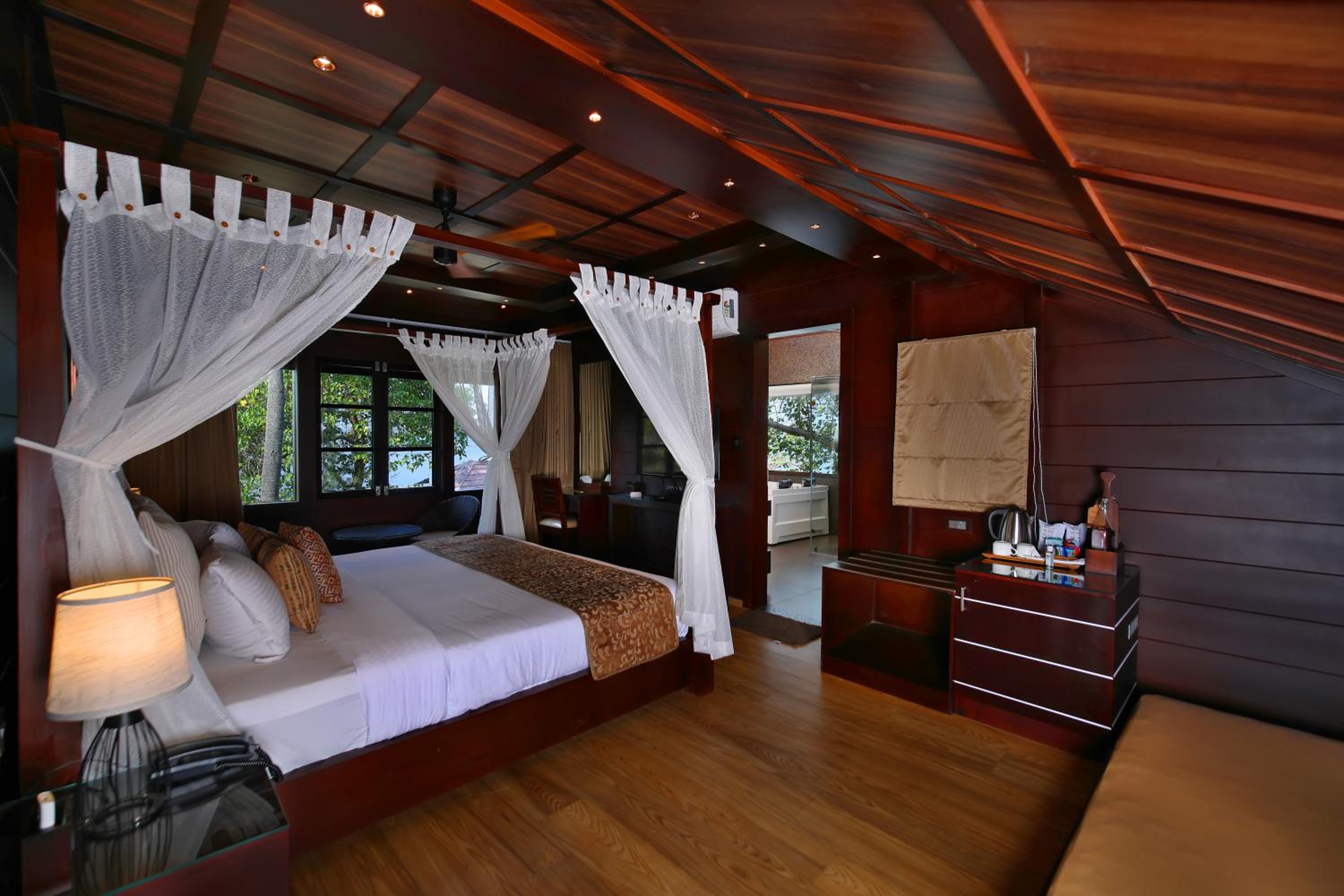 Panoramic lake view jacuzzi - Photo 1
