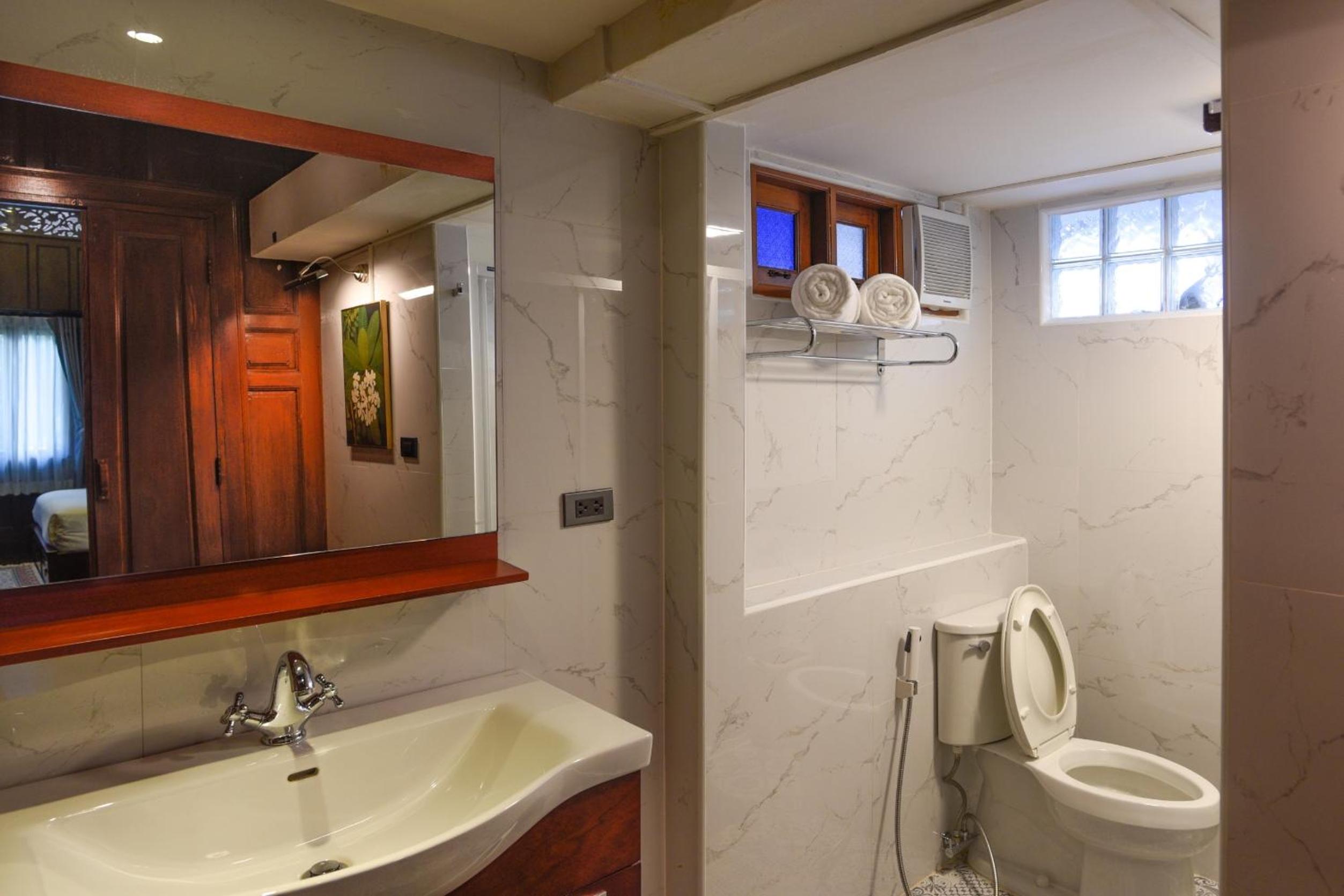 Deluxe King Room (Thai C) photo 2