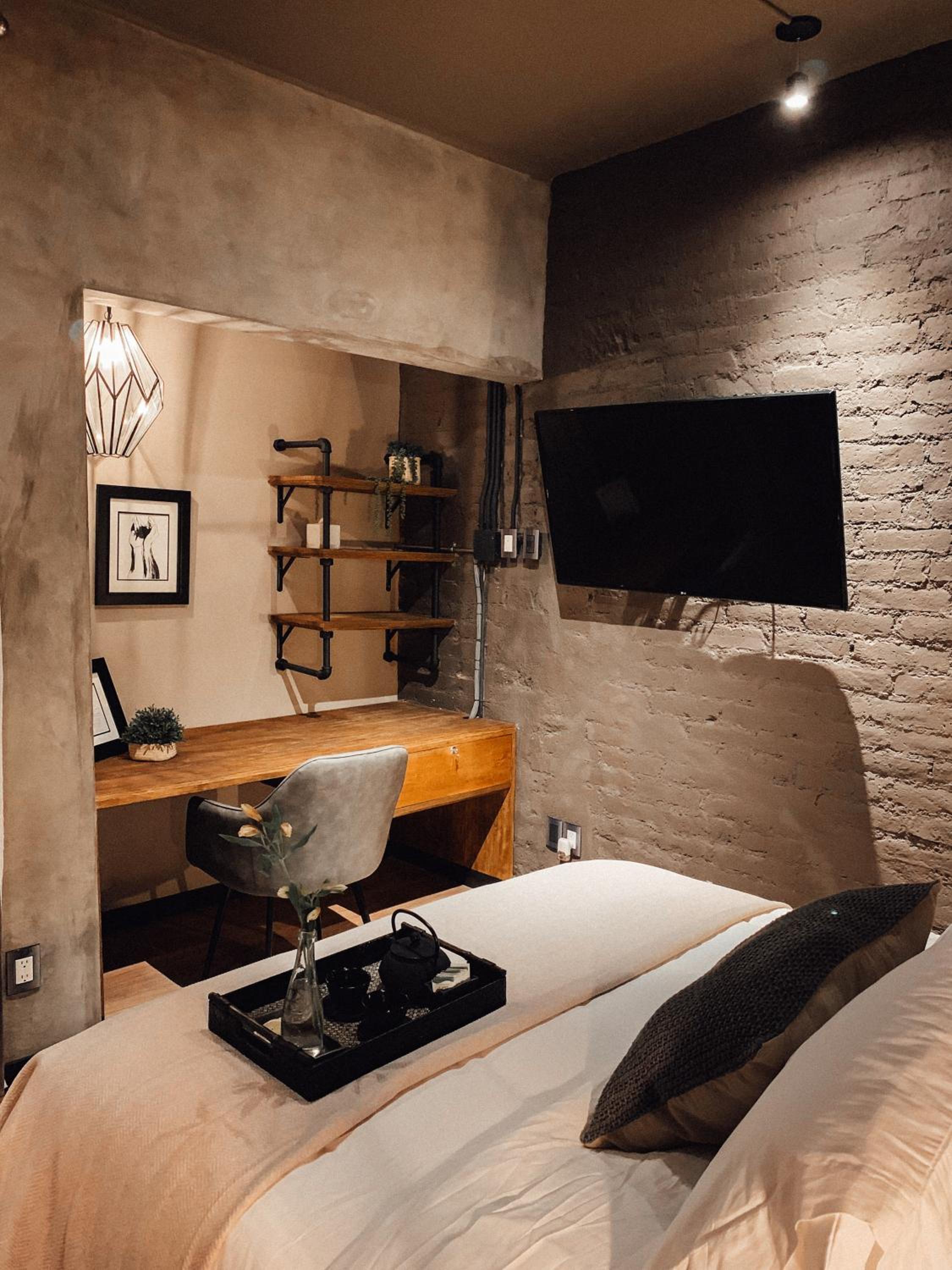 Deluxe Double Room with Balcony - Photo 10