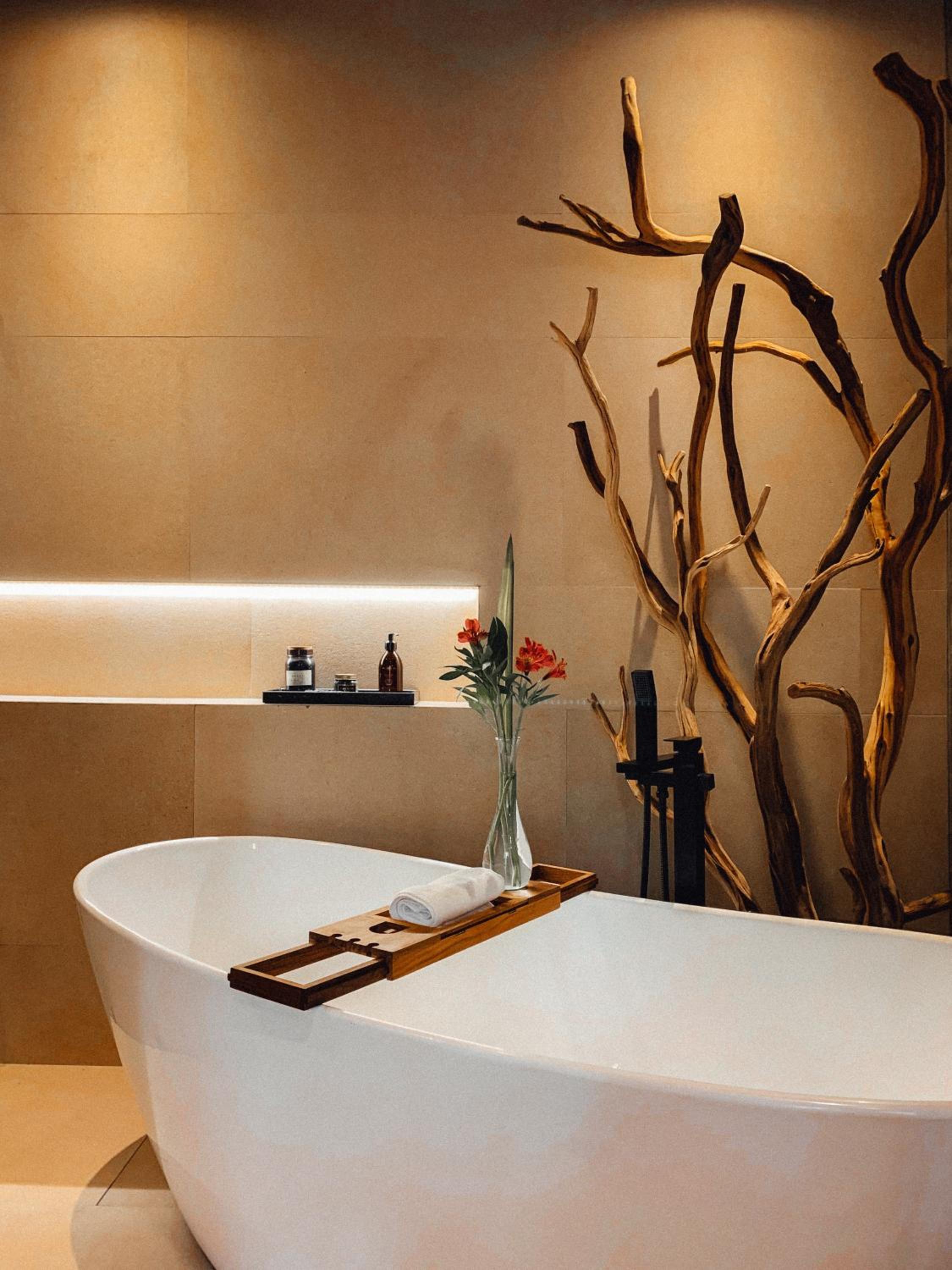 Deluxe Double Room with Bath - Photo 12