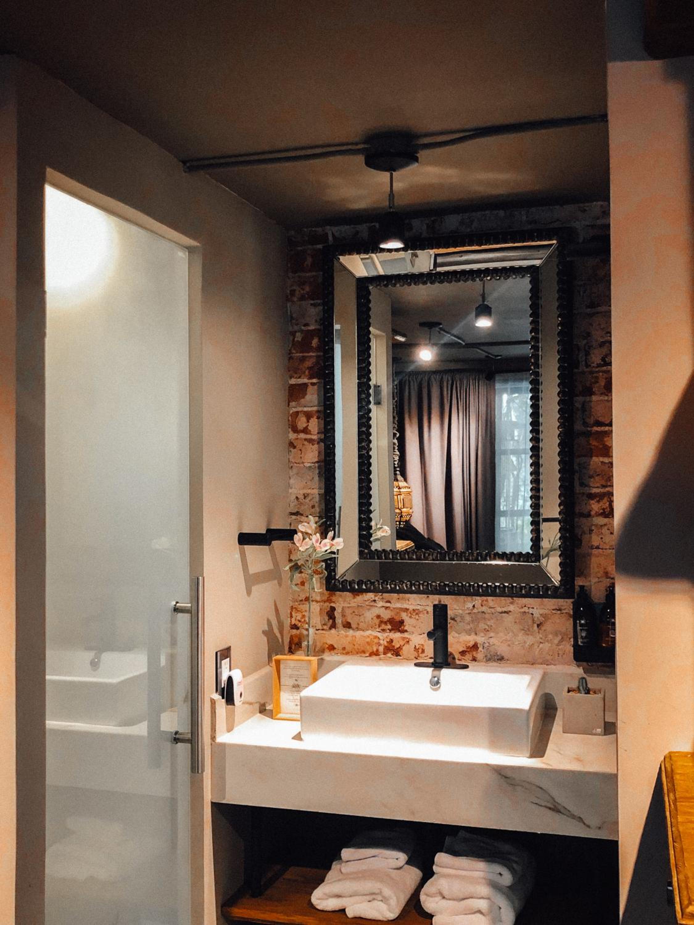 Standard Double Room - Photo 8