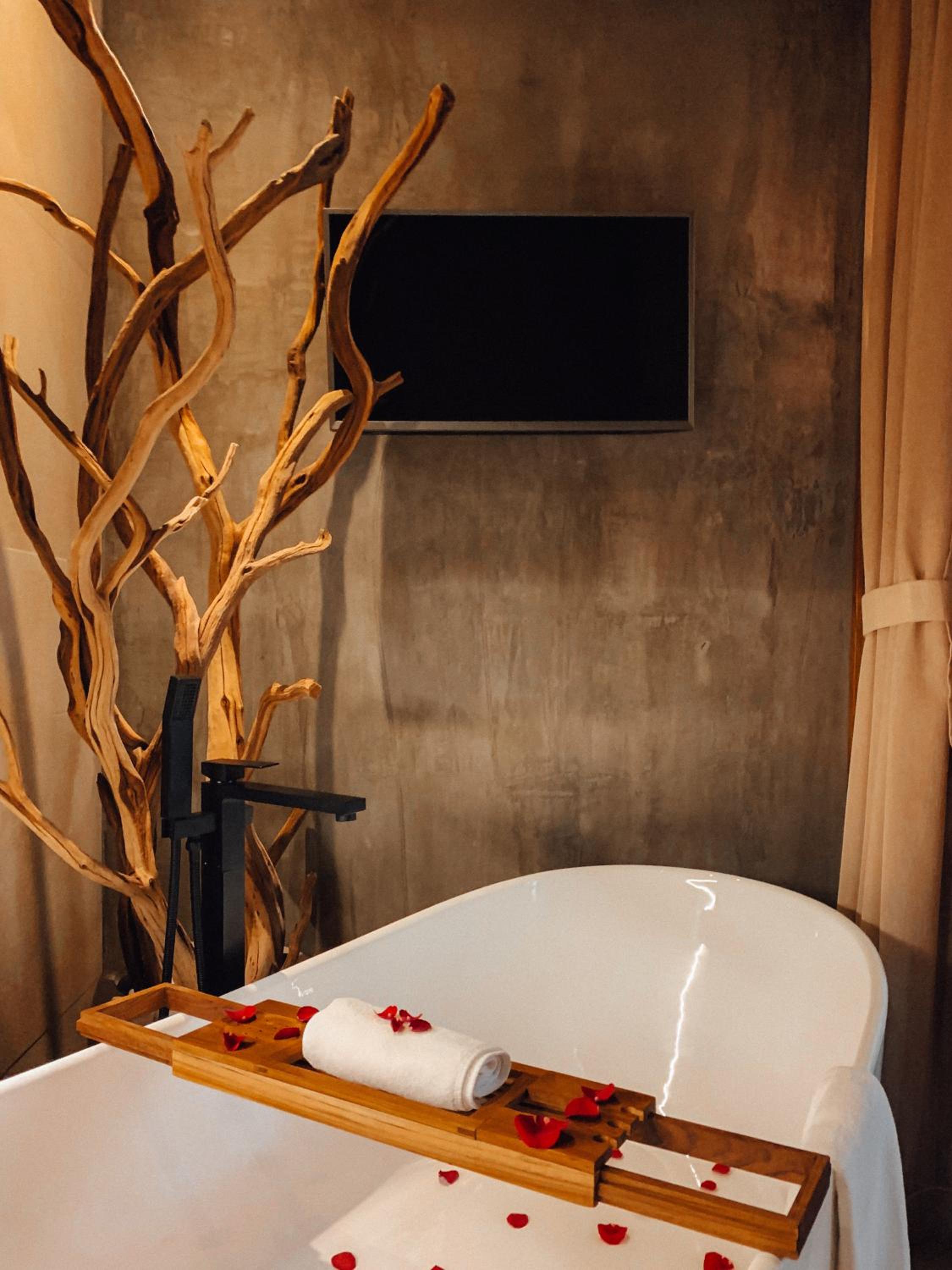 Deluxe Double Room with Bath - Photo 9