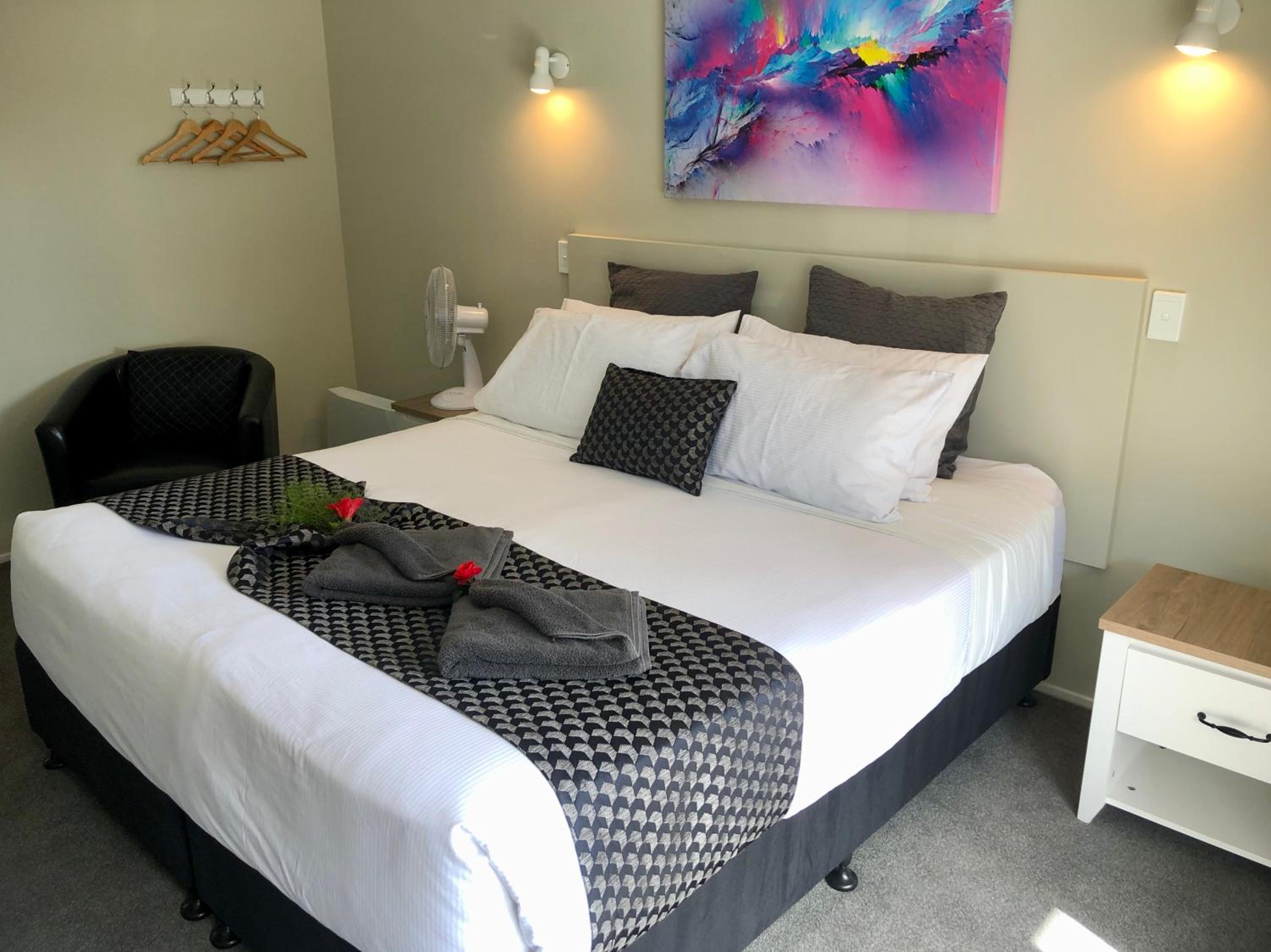 Comfort Studio, 1 King Bed thumbnail 5