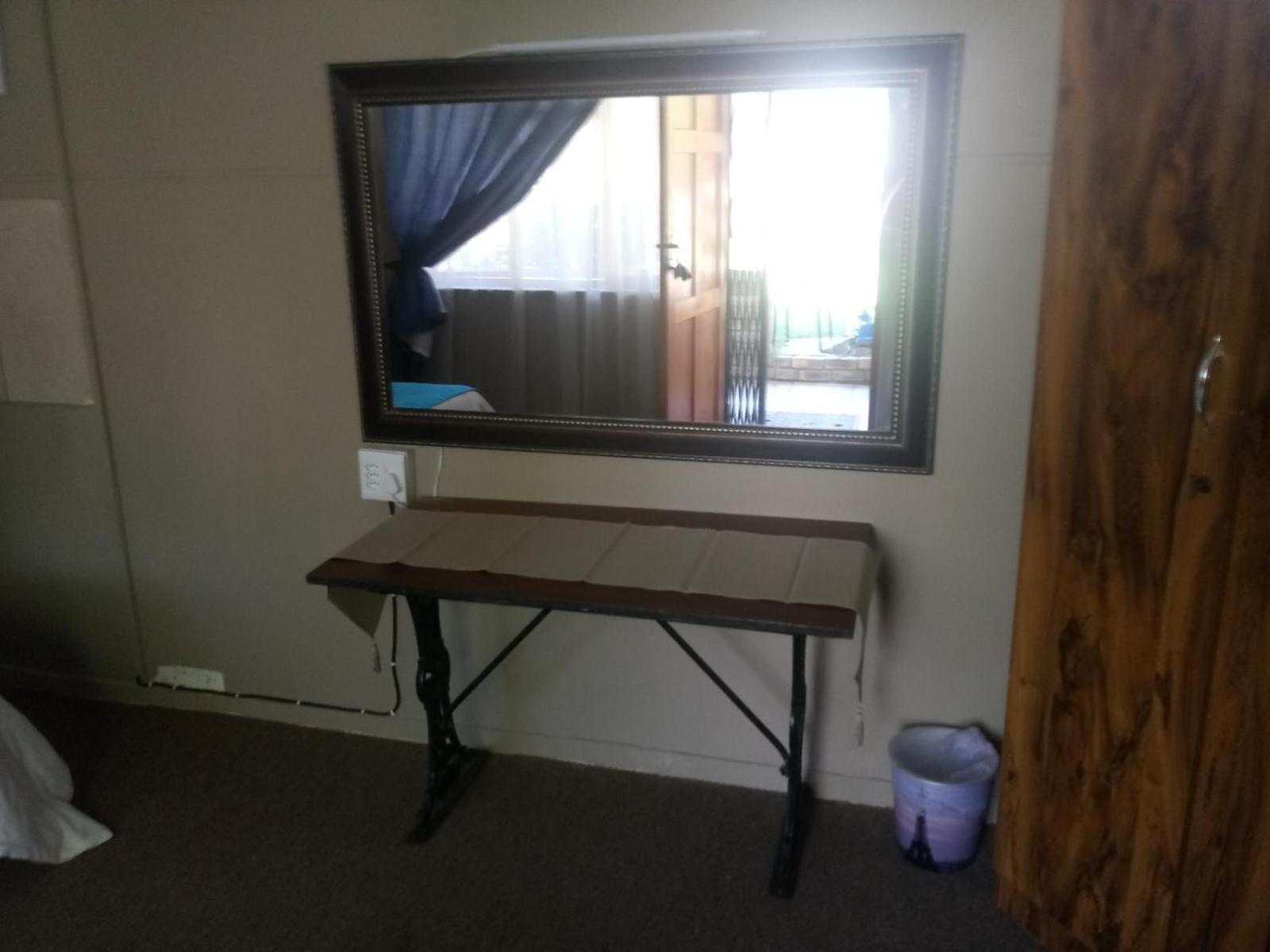 Small Twin Room photo 2