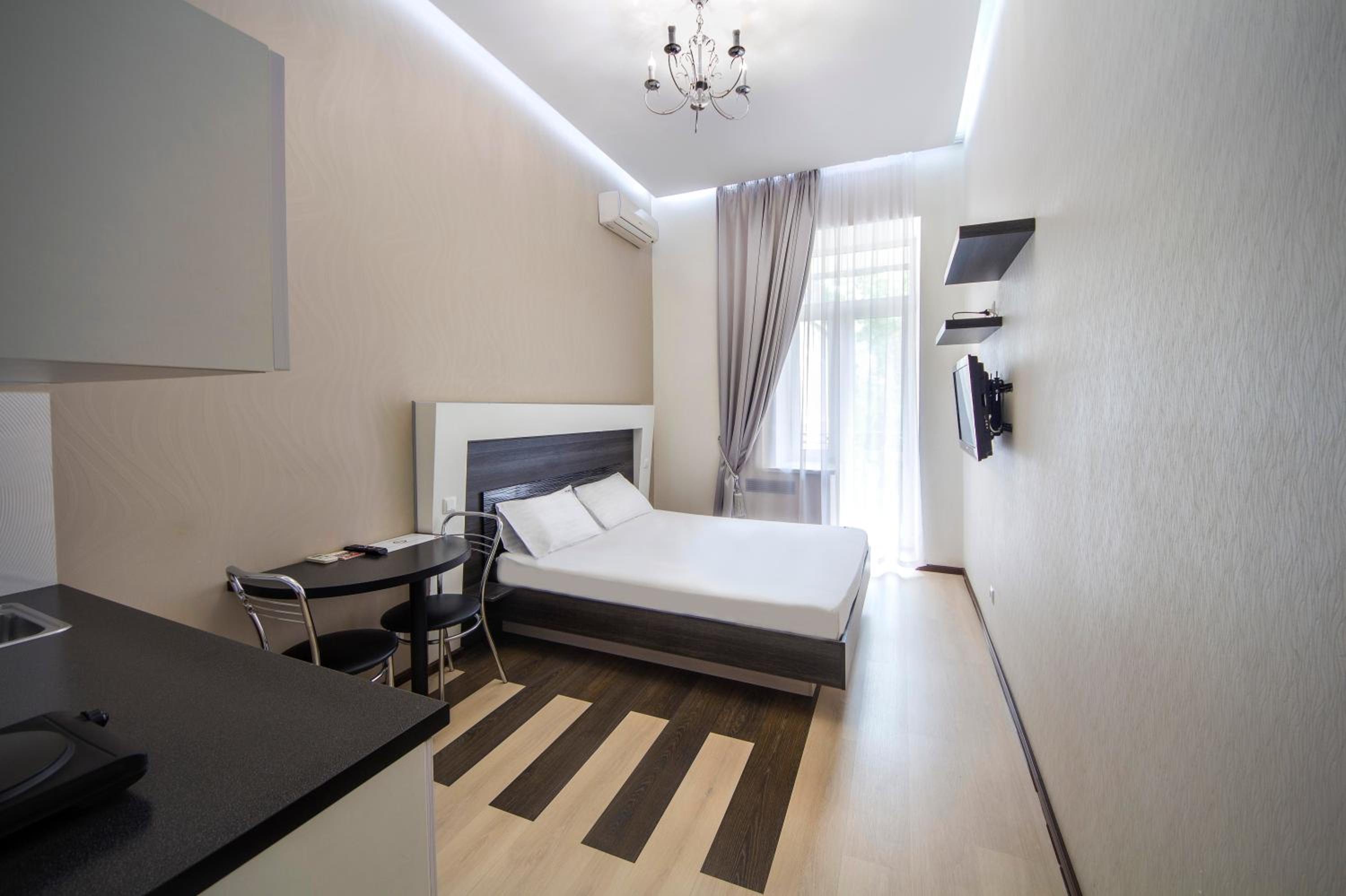 Modern Apartment with Balcony - Mykhailivs'ka St, 24V