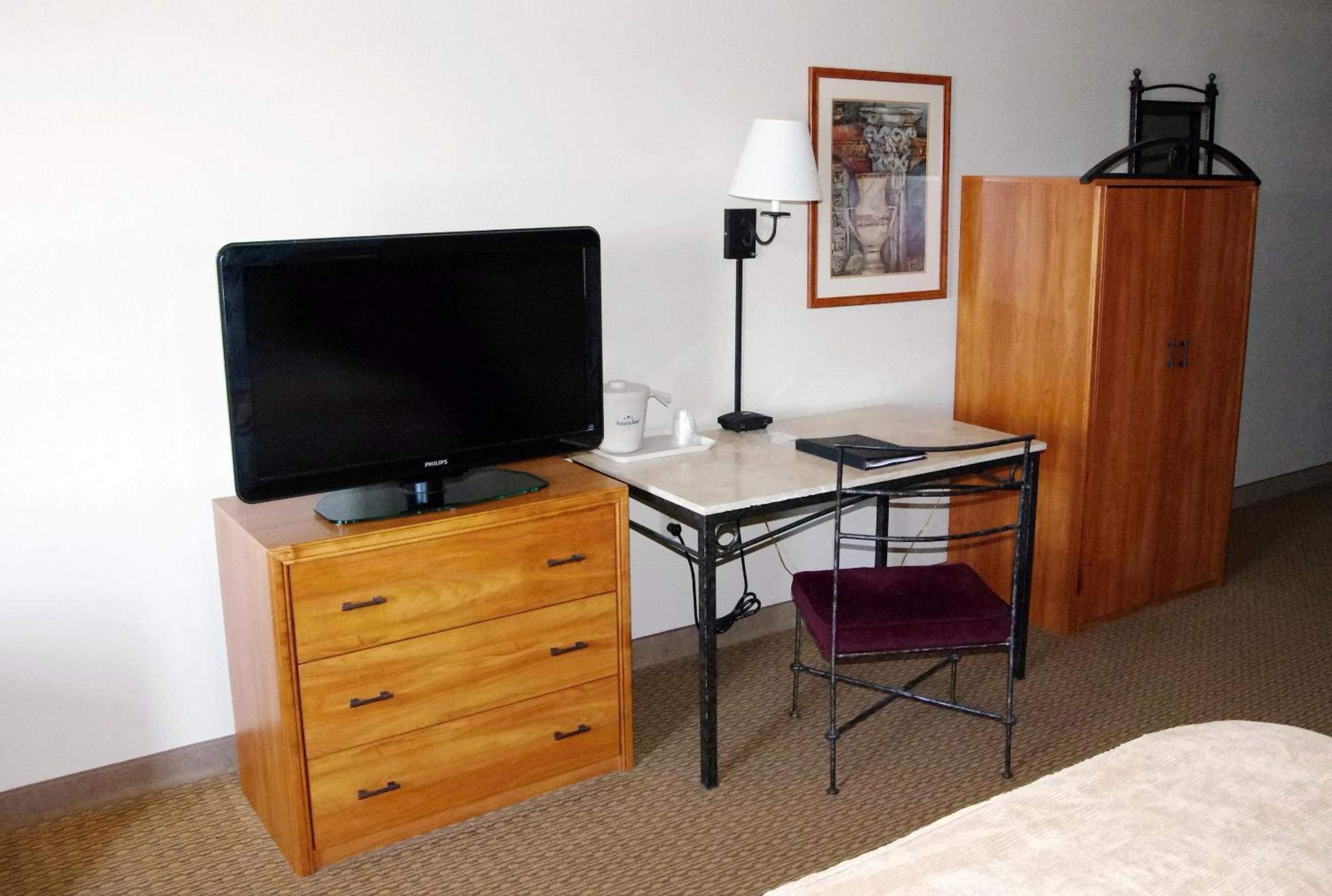 Queen Room with Two Queen Beds - Non-Smoking - Photo 3