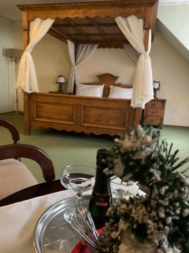 Deluxe Double Room with Canopy Bed - Photo 3