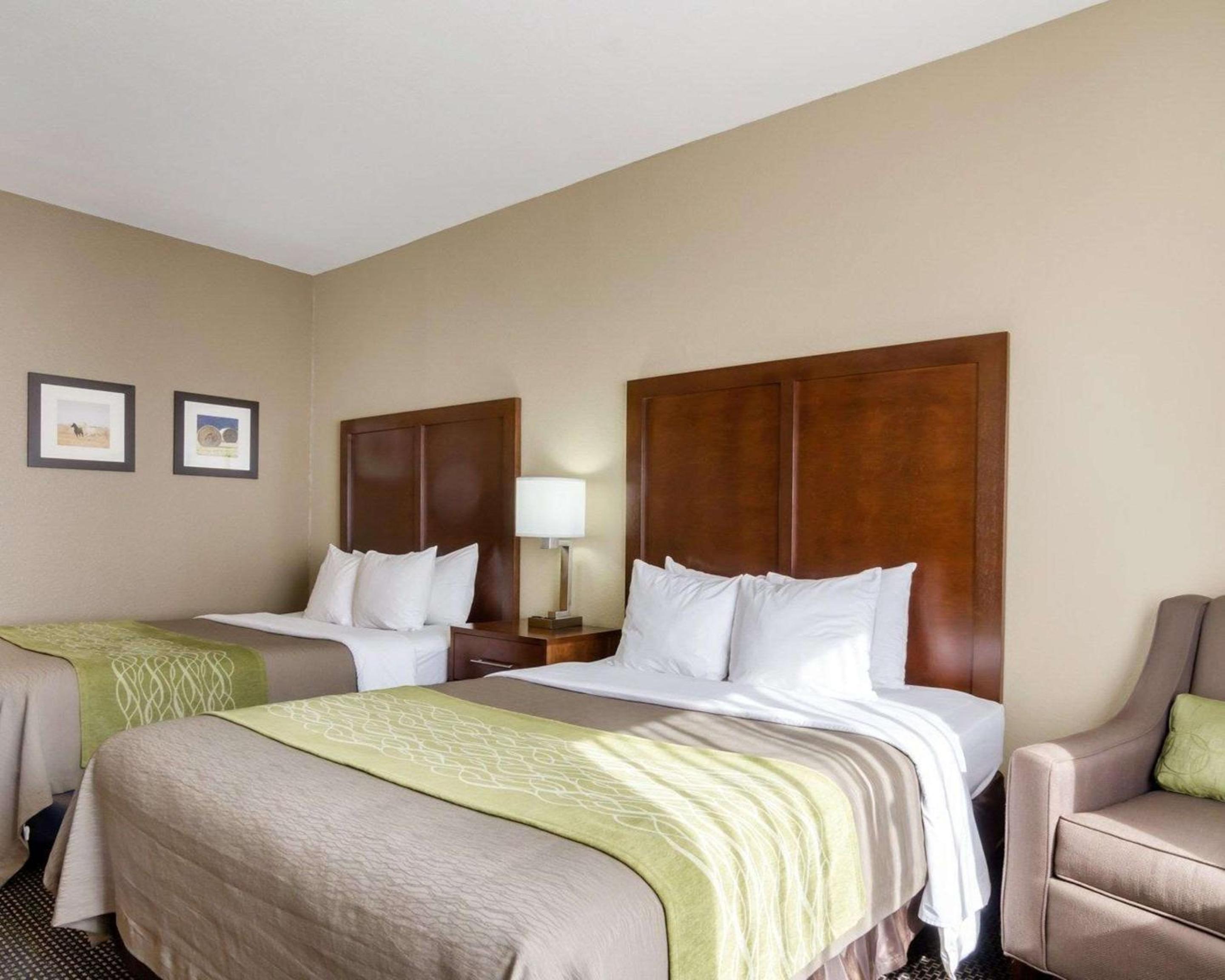Queen Room with Two Queen Beds - Non-Smoking - Photo 4