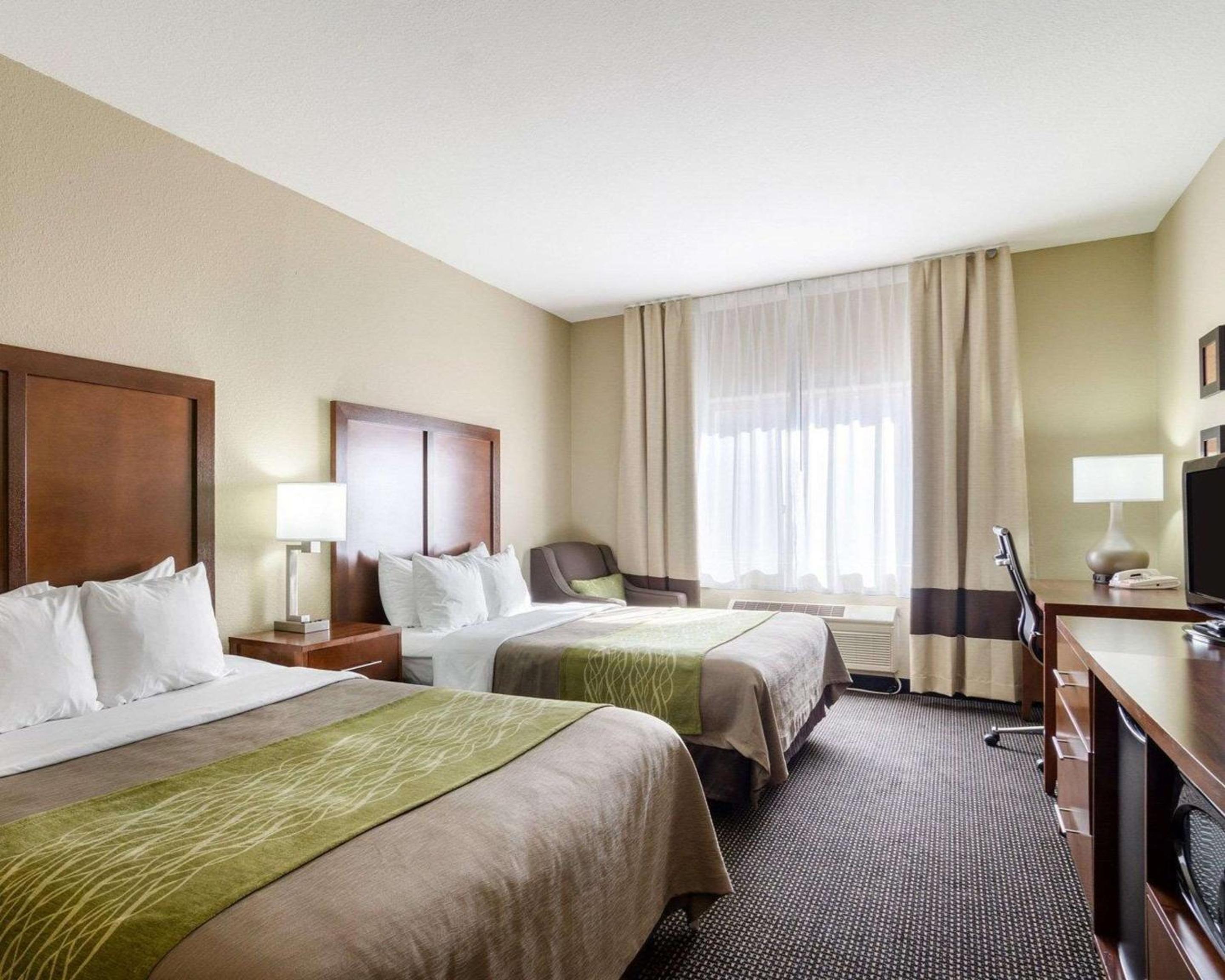 Queen Room with Two Queen Beds - Non-Smoking - Photo 3