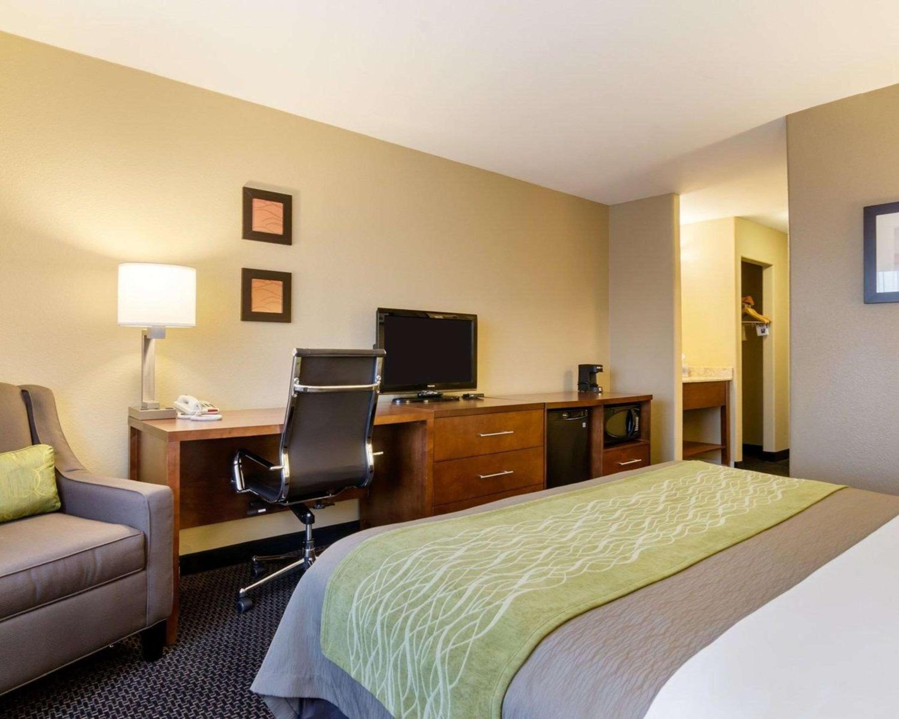 King Room - Non-Smoking - Photo 3