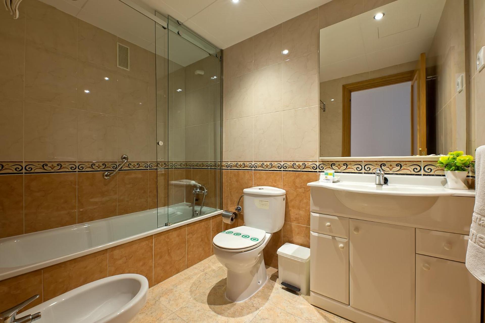 Three-Bedroom Apartment with Pool View photo 2