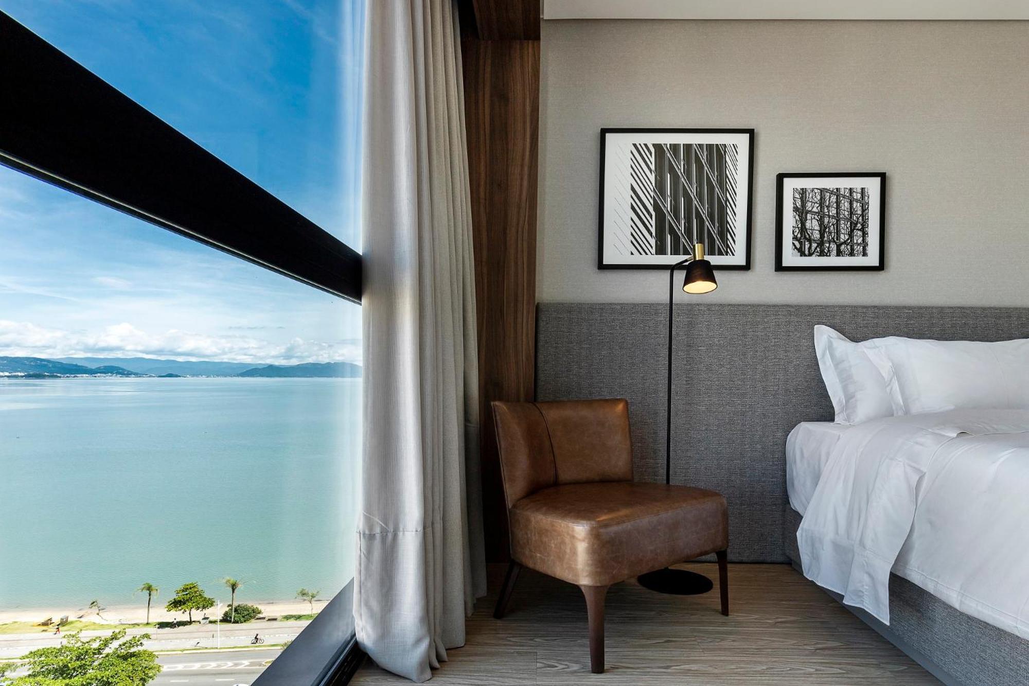 Superior King Room with Partial Sea View - Photo 2