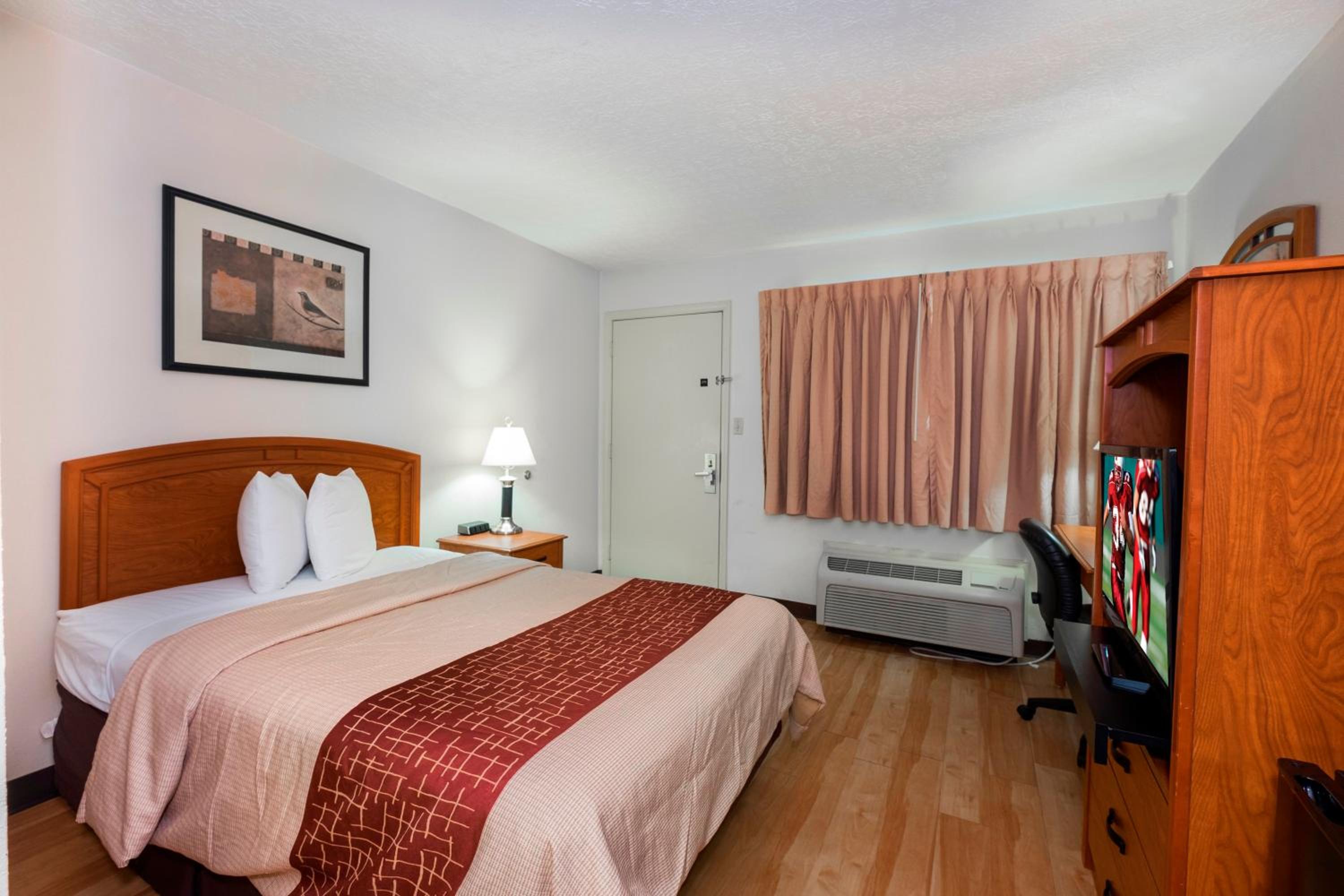 Deluxe Room with One Queen Bed Non-Smoking - Photo 1