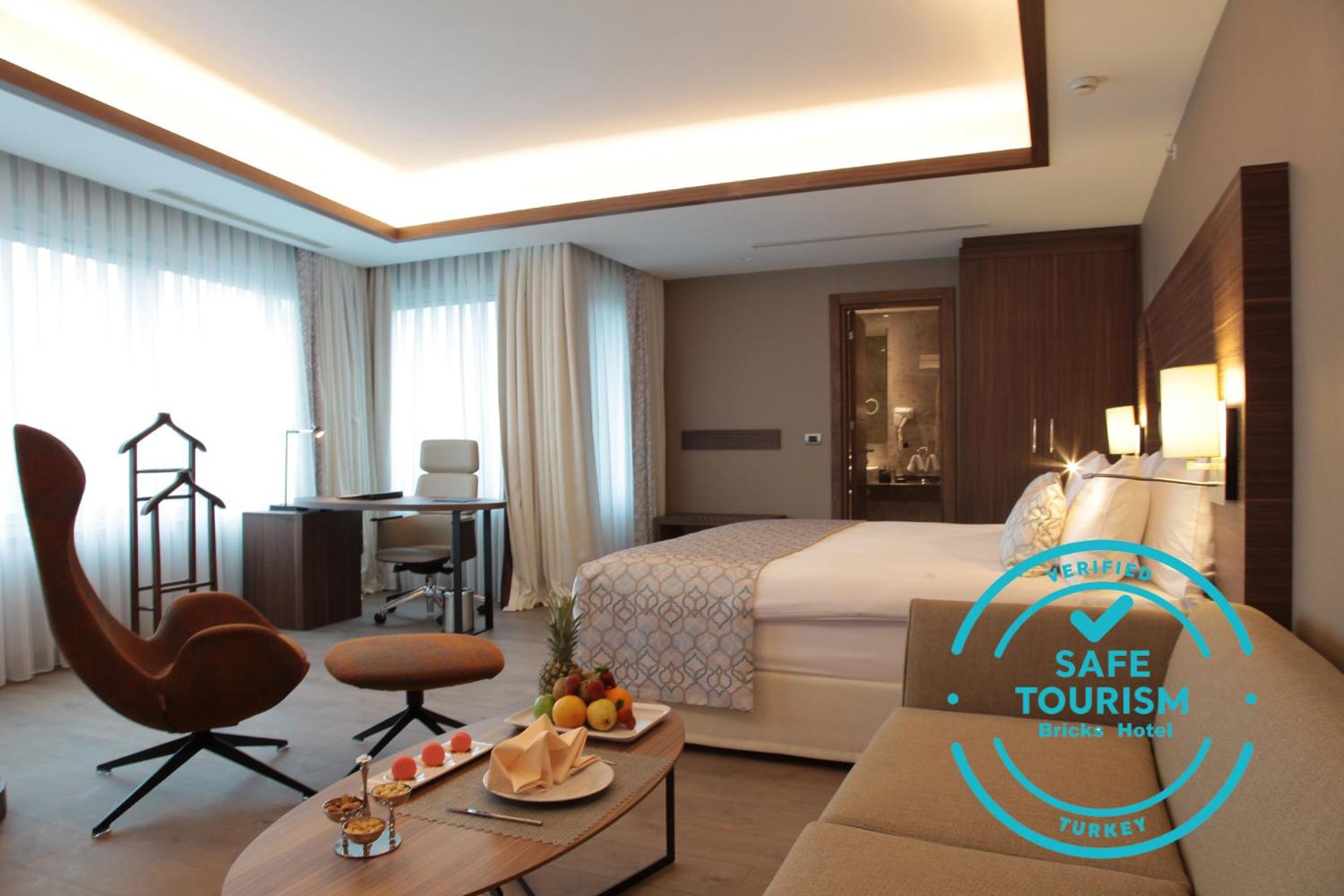 Corner Suite with Free Airport Transfer photo 2