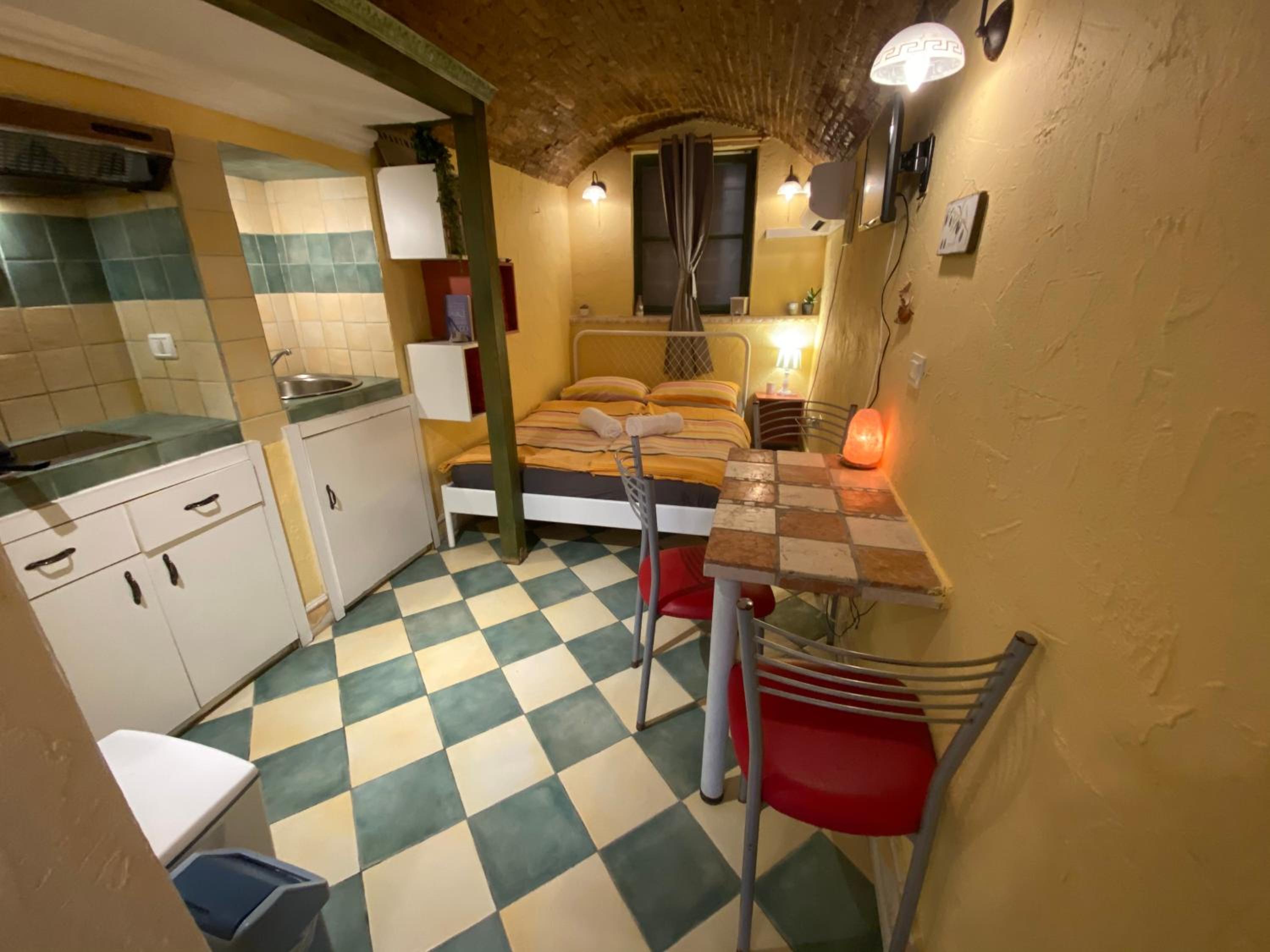 Studio Apartment - Photo 27