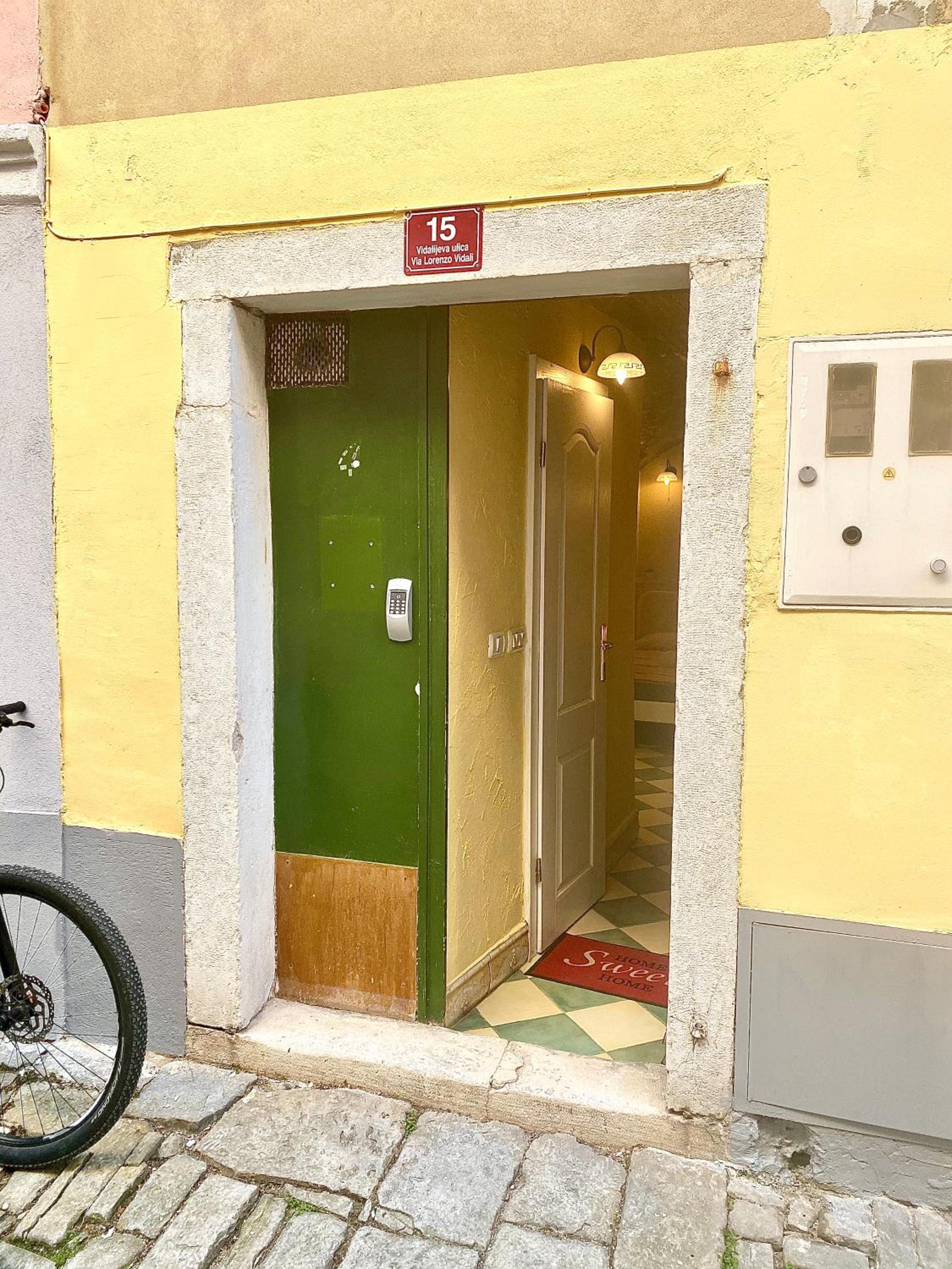 Studio Apartment - Photo 19