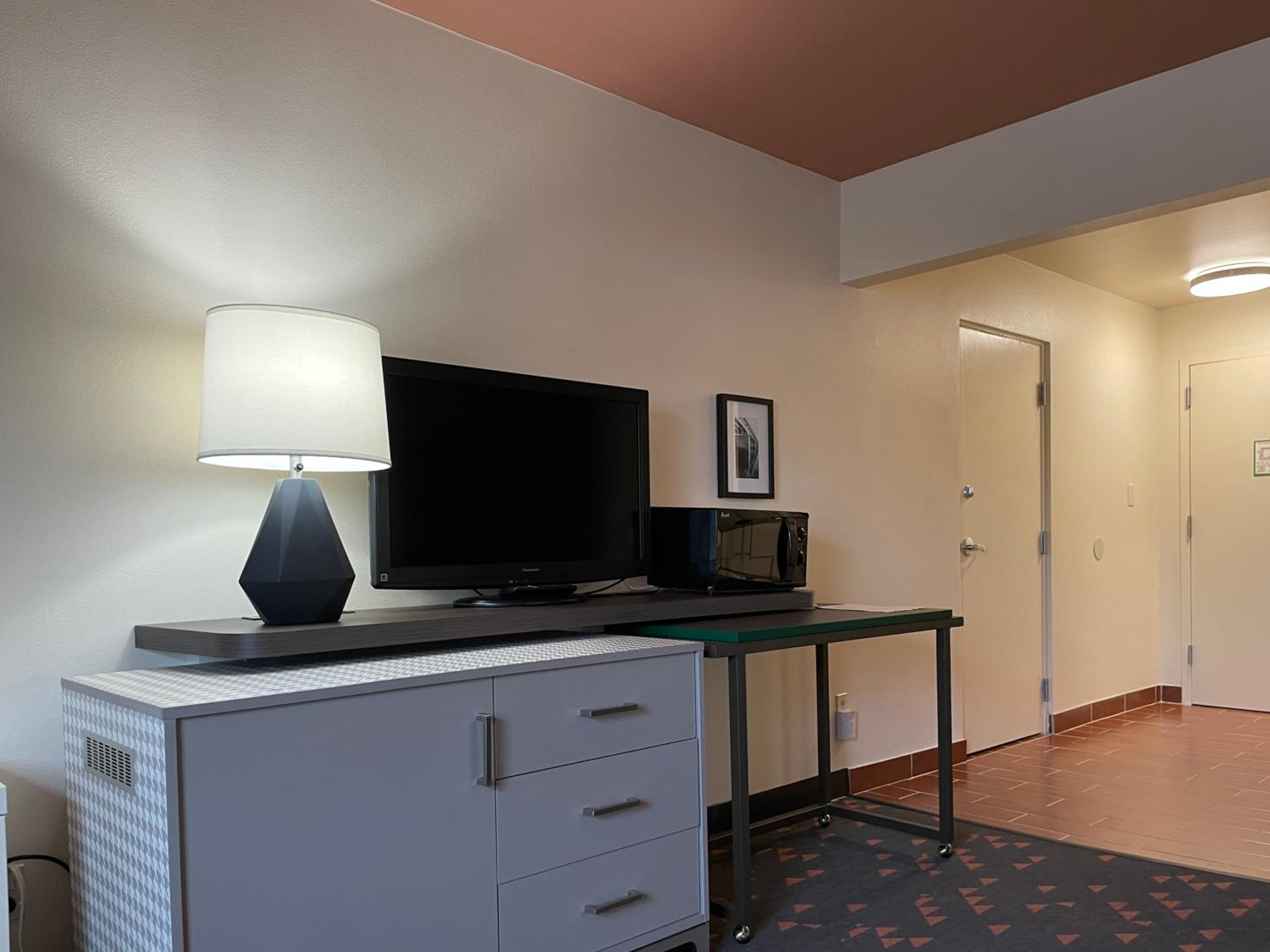 King Room - Mobility Access/Hearing Accessible - Photo 2