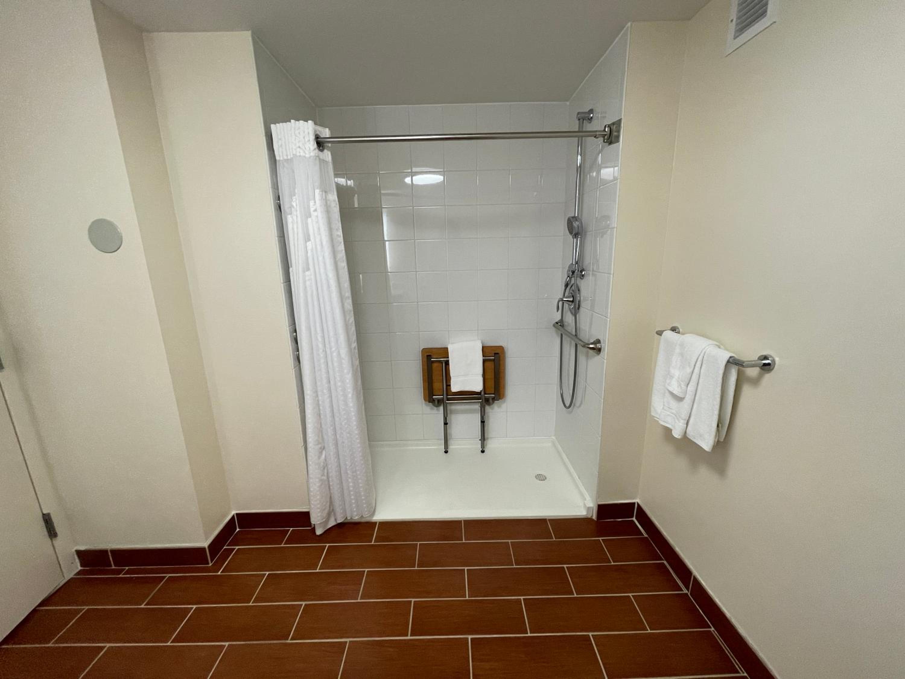King Room - Mobility Access/Roll in Shower - Non-Smoking - Photo 10