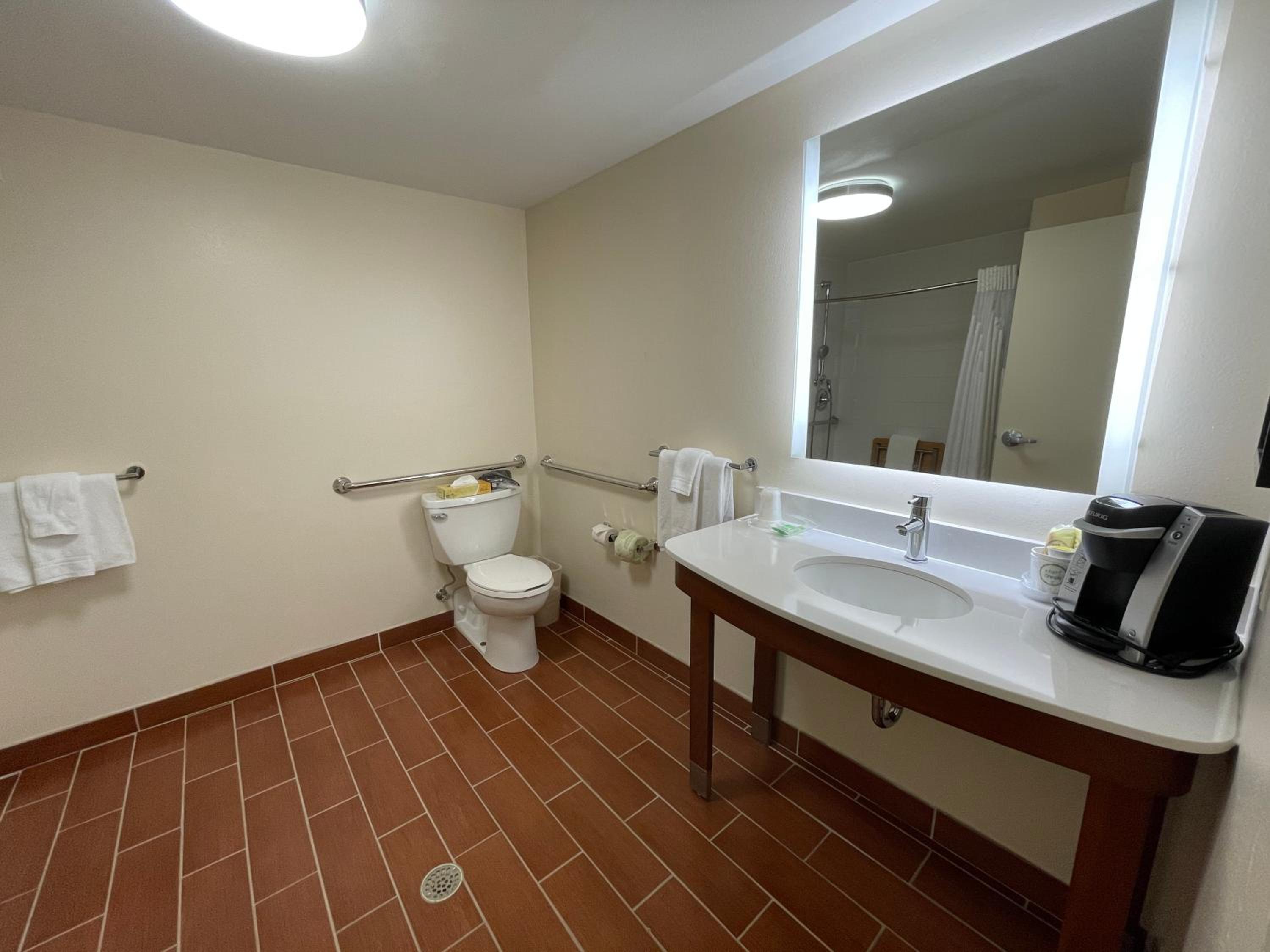 King Room - Mobility Access/Roll in Shower - Non-Smoking - Photo 11