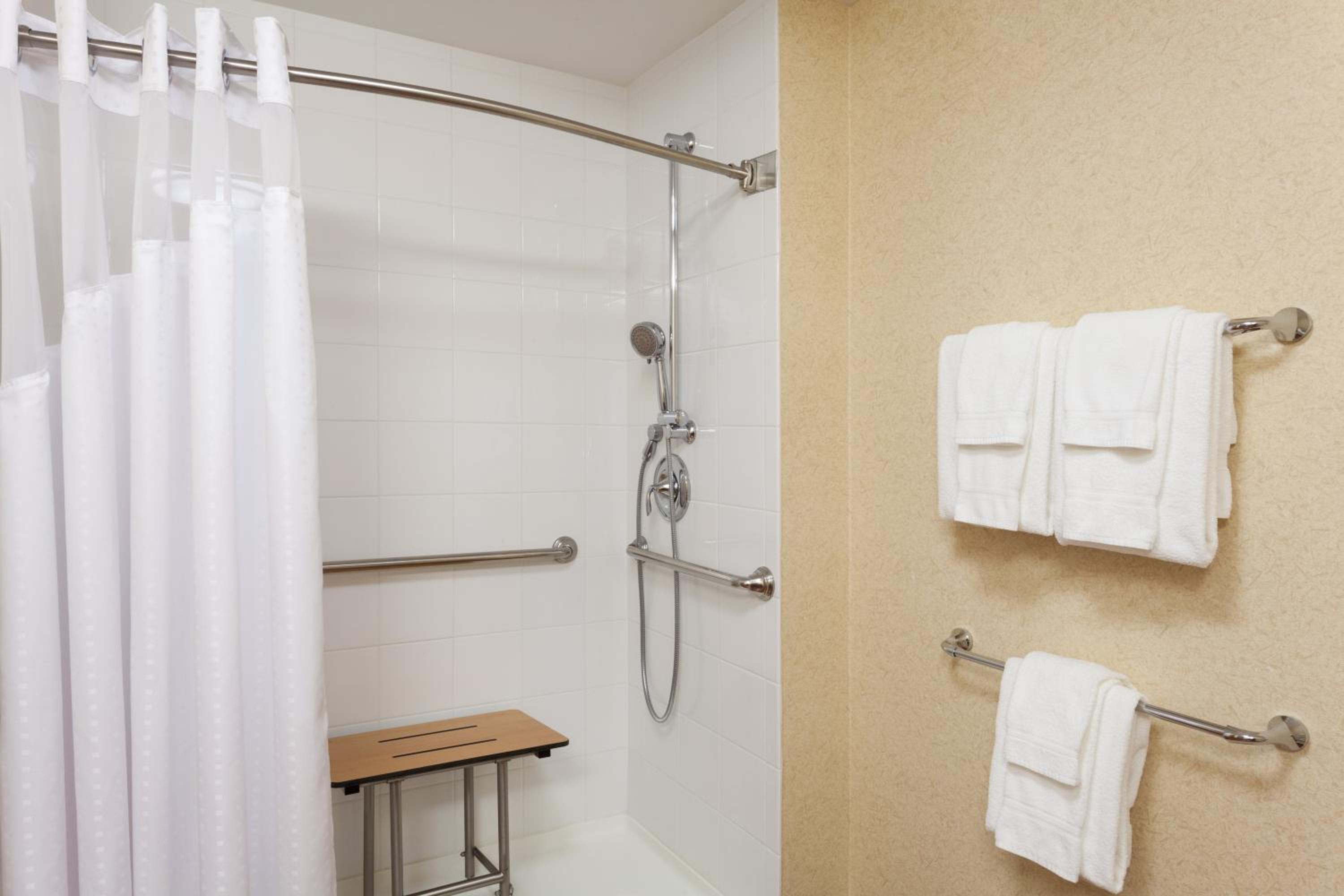 King Room - Mobility Access/Roll in Shower - Non-Smoking - Photo 8