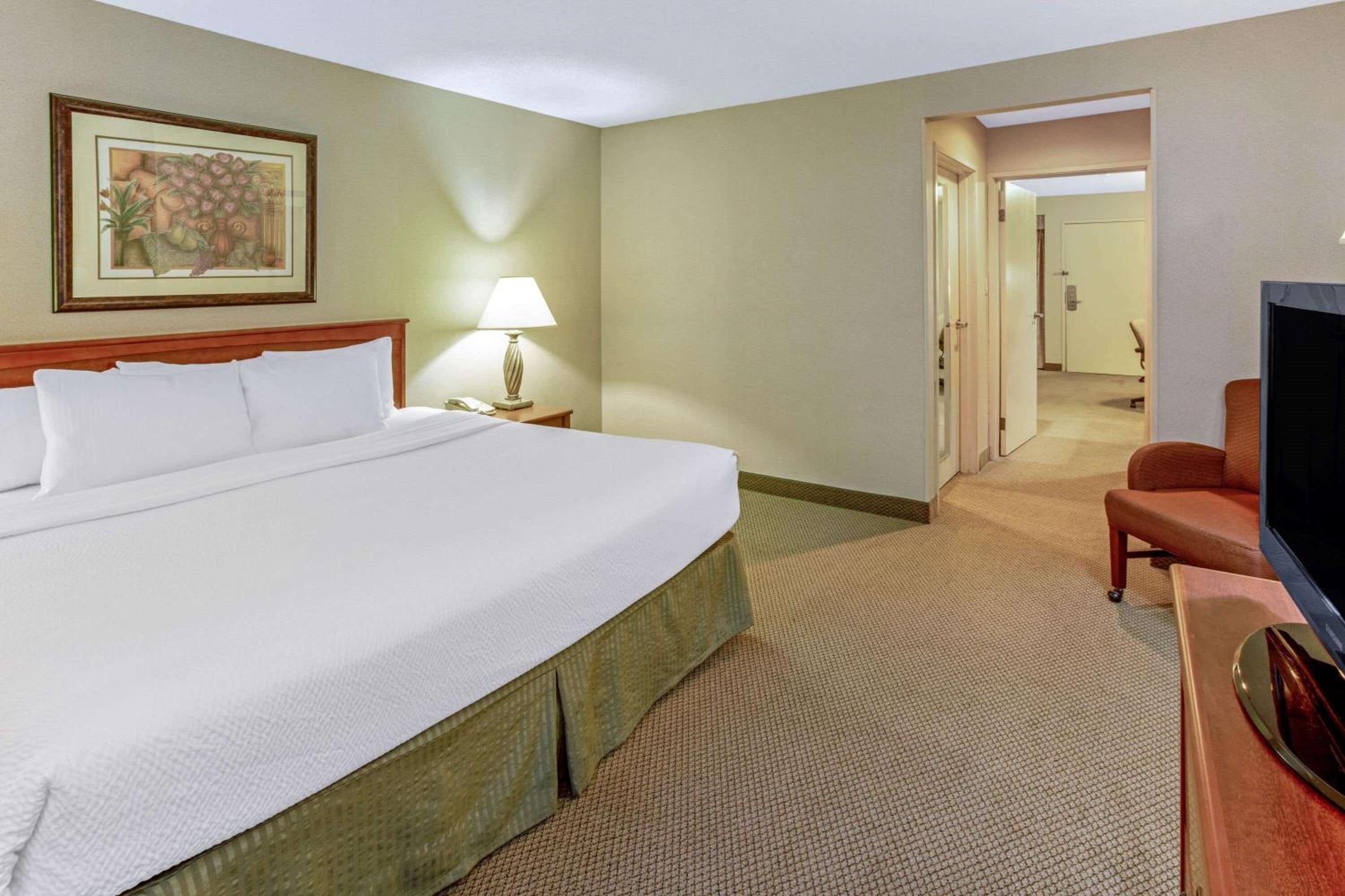 One-Bedroom King Suite - Non-Smoking - Photo 2