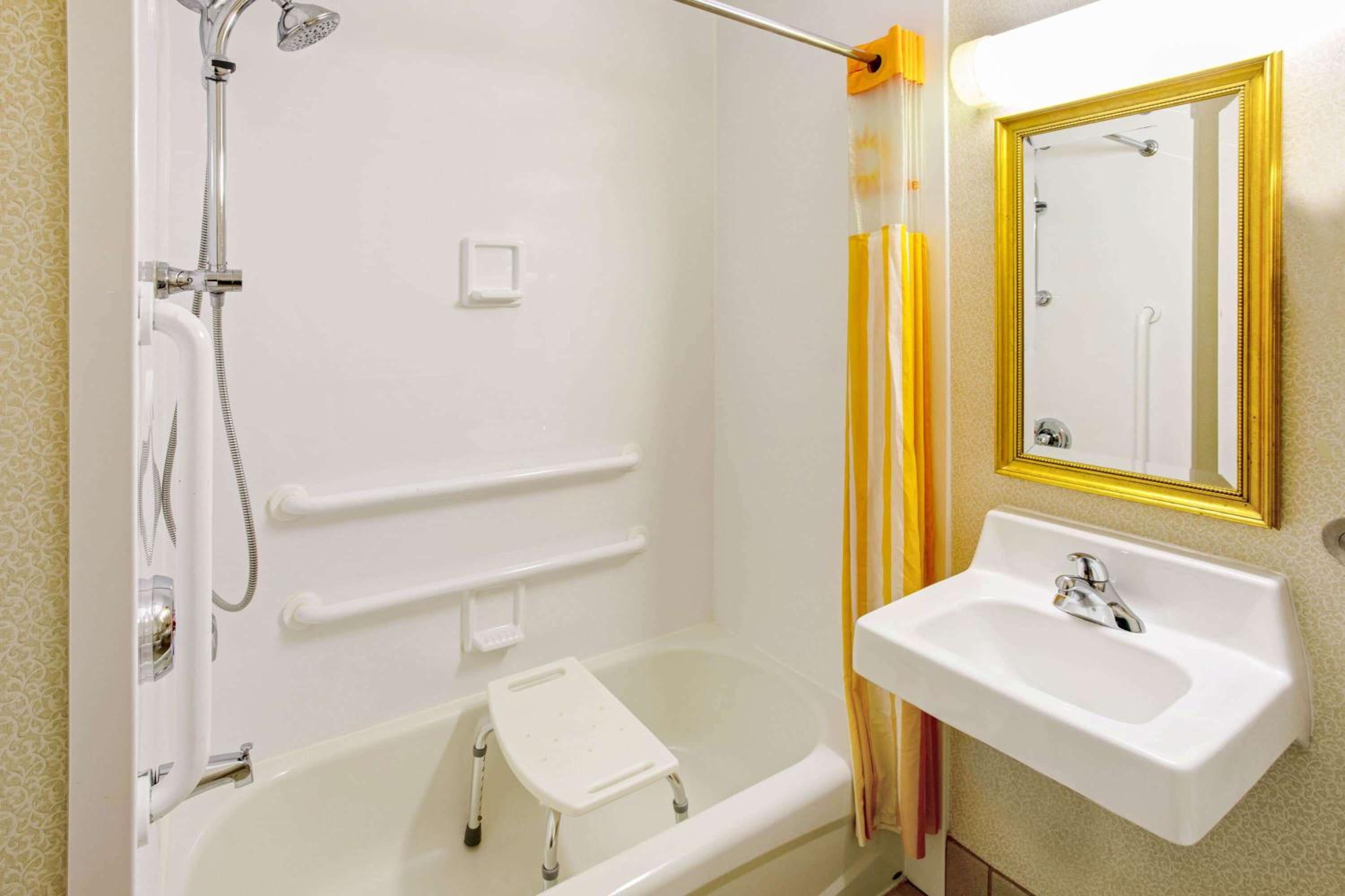 King Studio Suite - Mobility Access/Non-Smoking - Photo 2