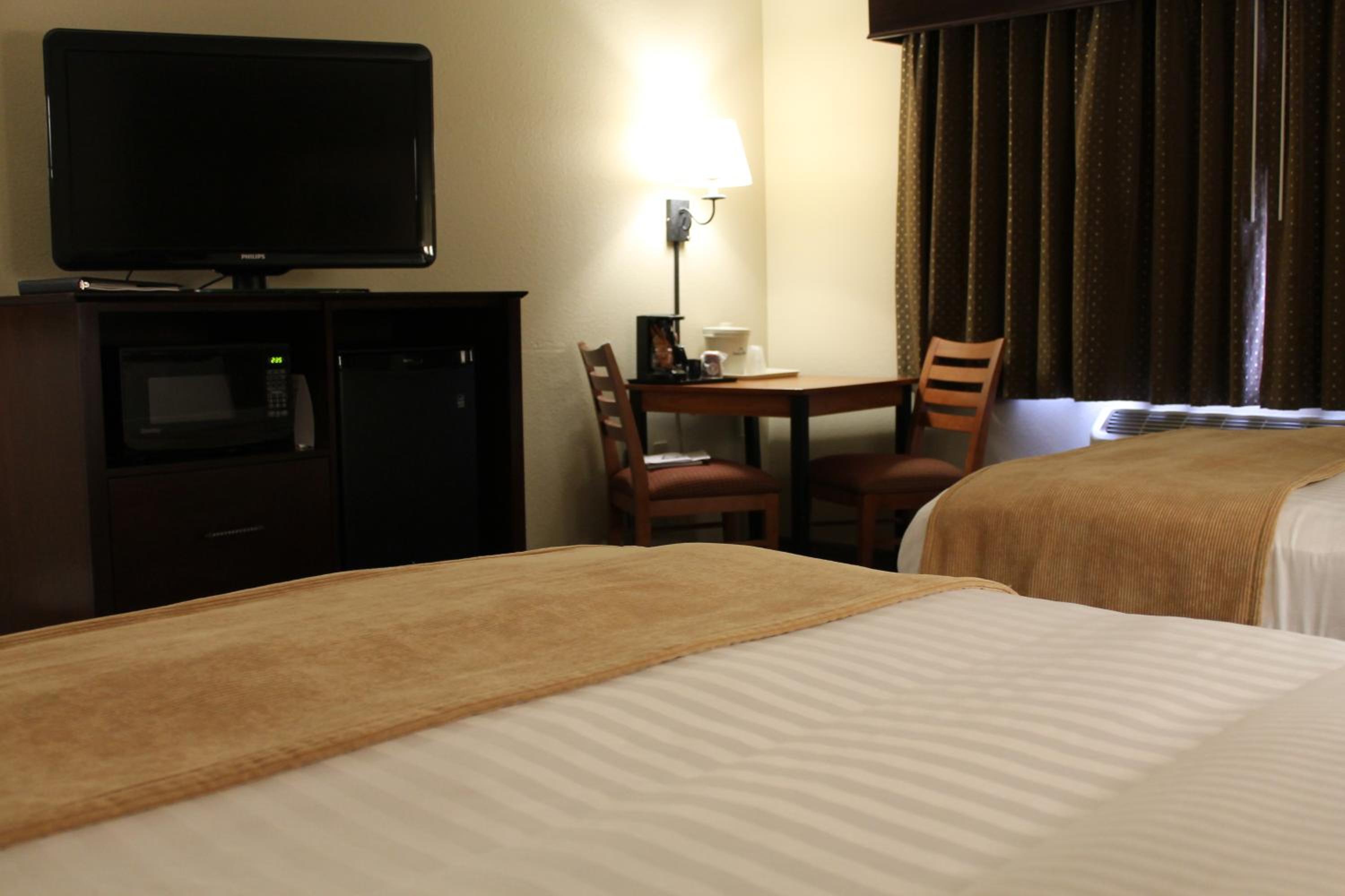 Queen Room with Two Queen Beds - Non-Smoking - Photo 4