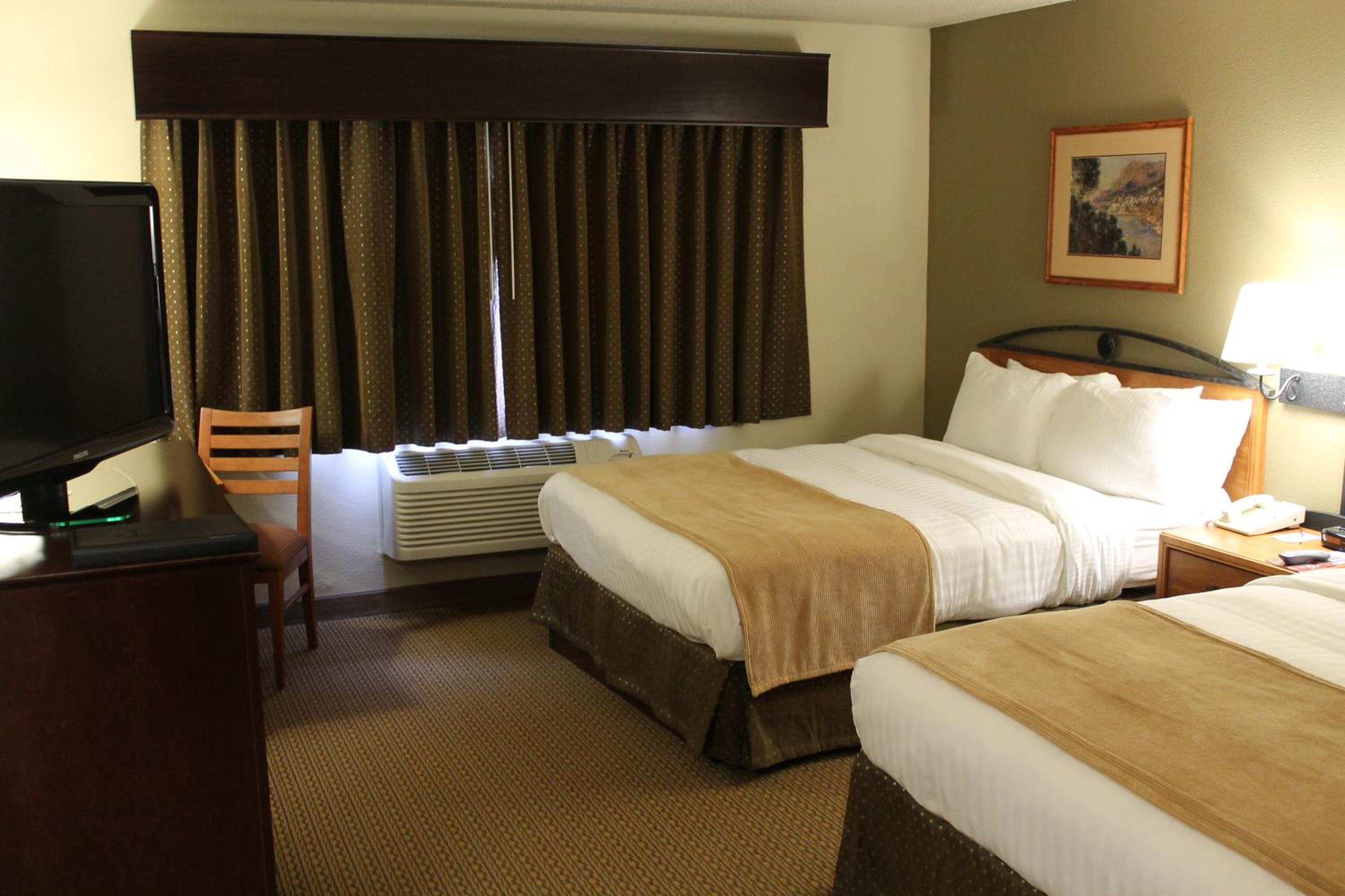 Queen Room with Two Queen Beds - Non-Smoking - Photo 5