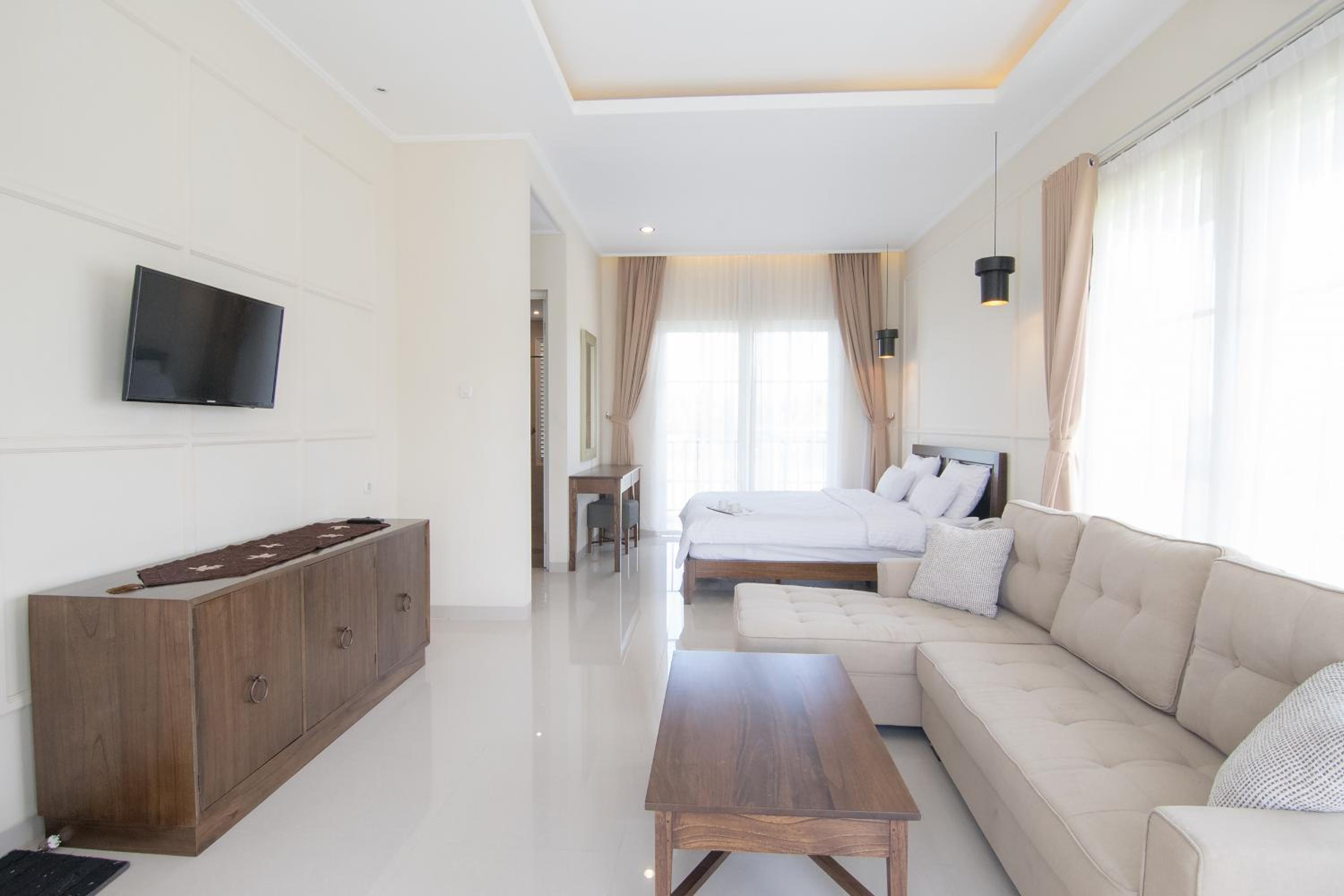 Junior Suite with Balcony - Photo 3
