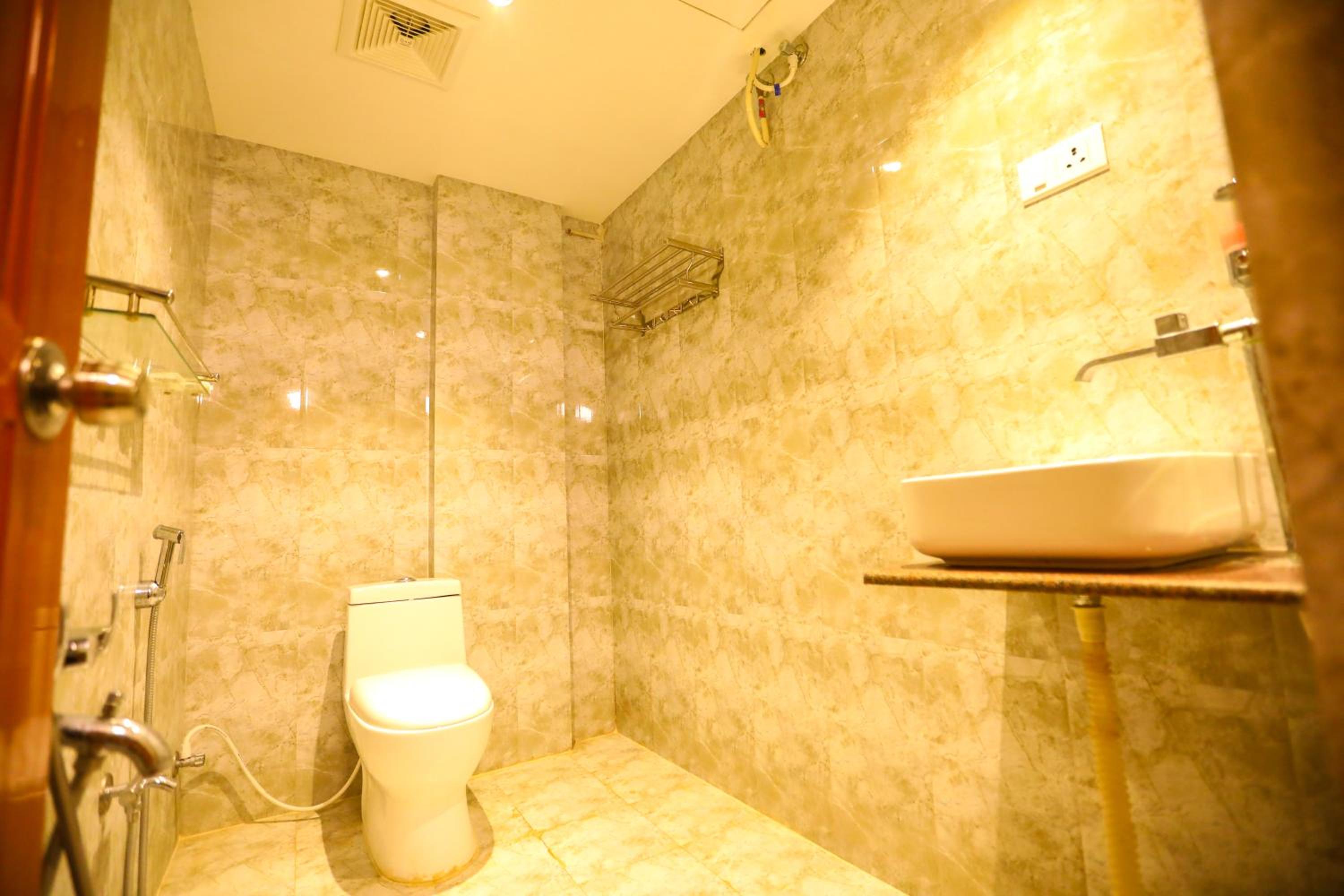 Standard Double Room - Photo 11