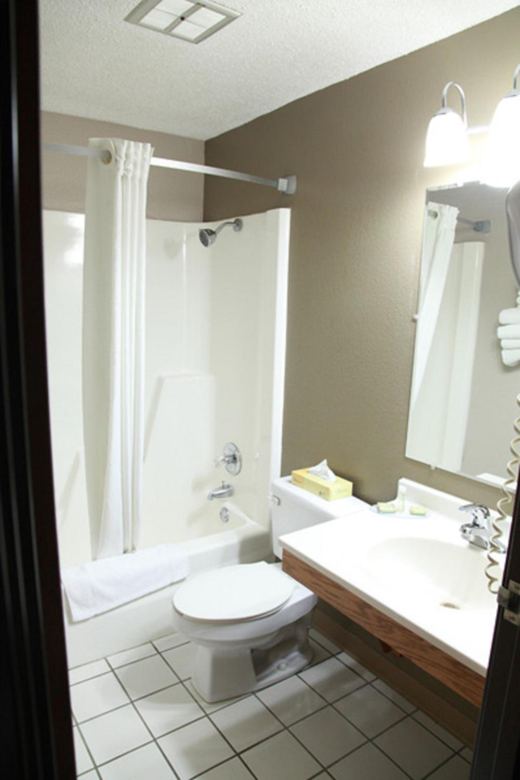 Queen Room with Two Queen Beds - Non-Smoking photo 3