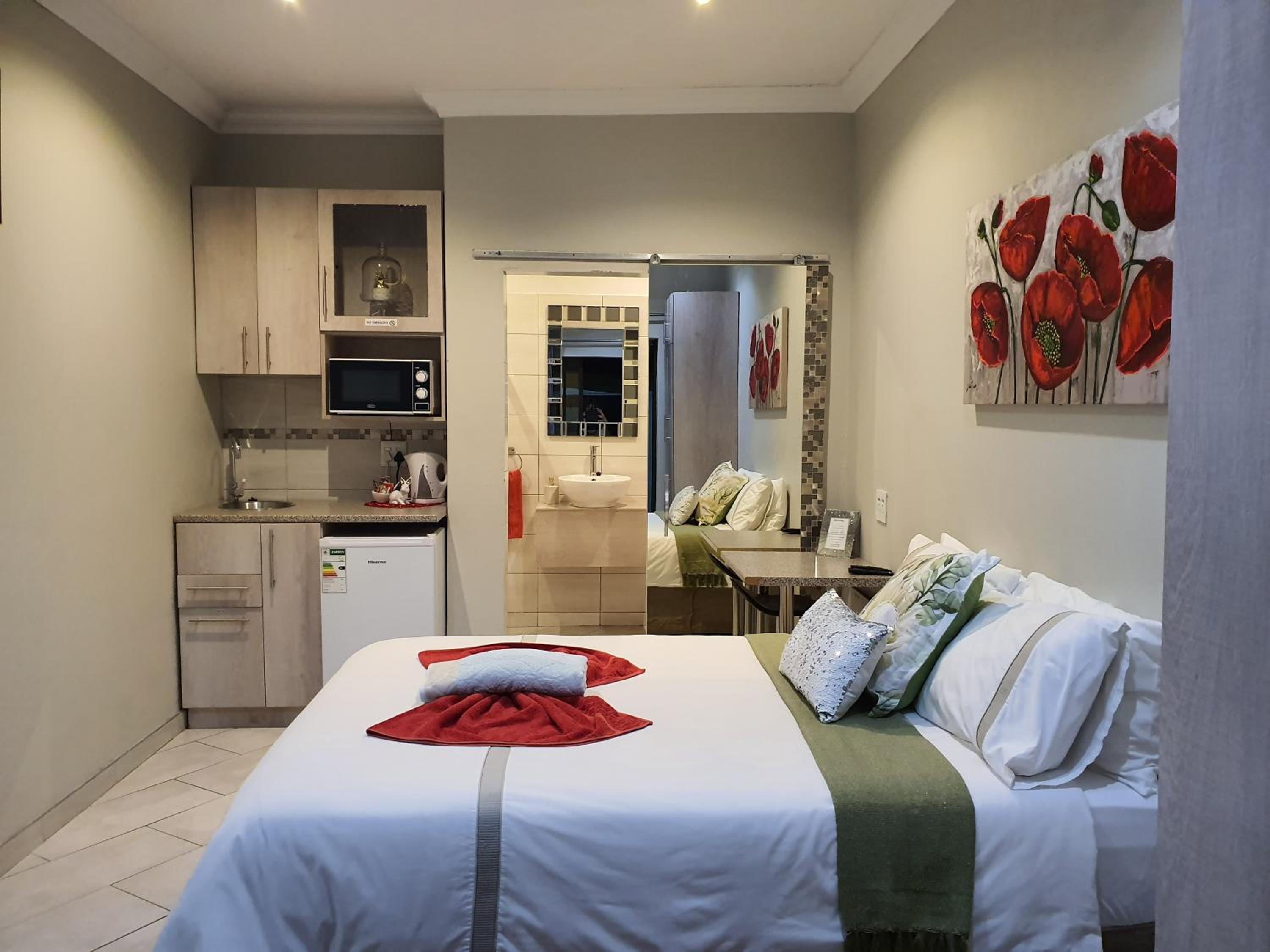 Deluxe Double Room with Shower - Photo 11