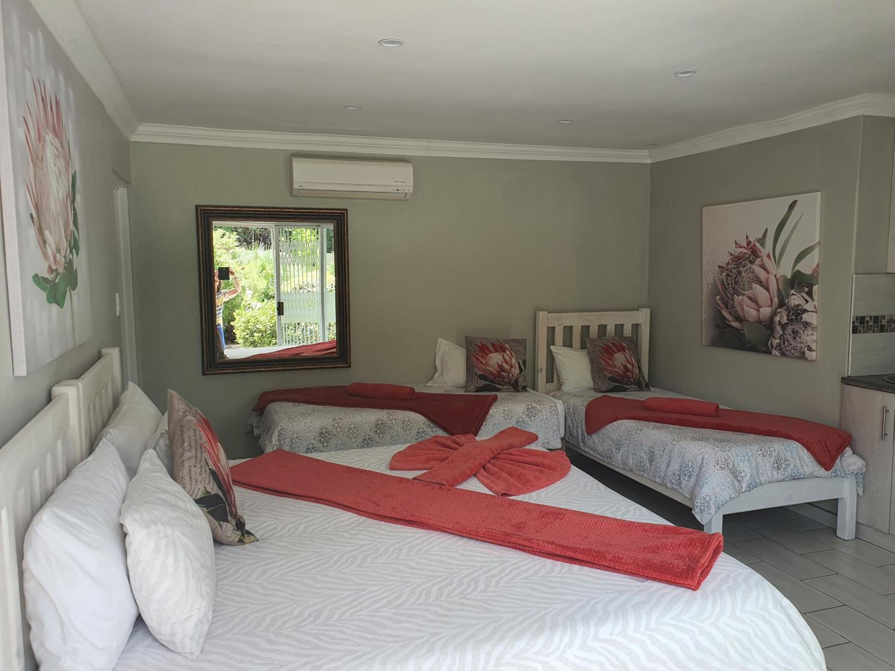 Family Room with Garden View - Photo 1