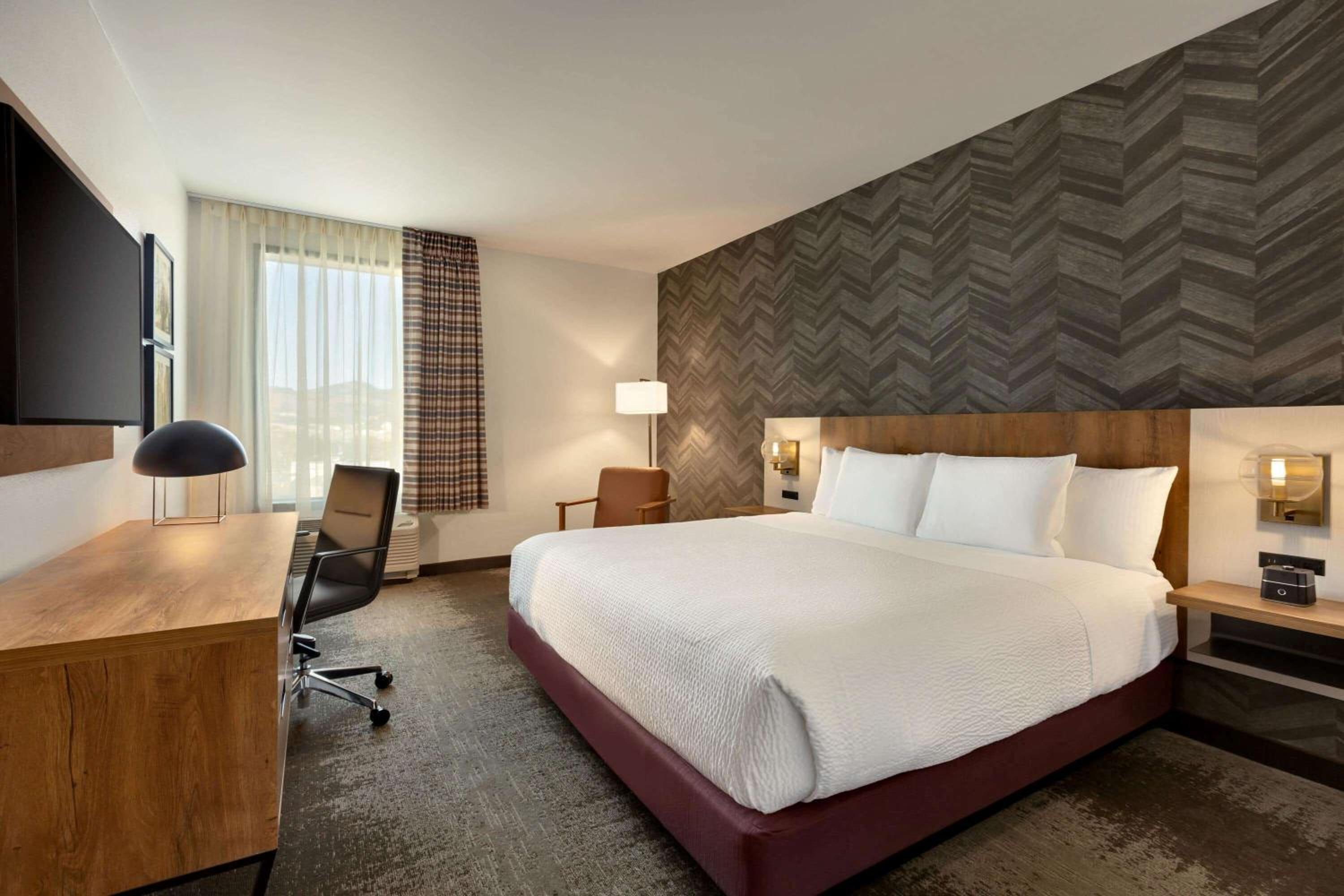 Deluxe King Room - Non-Smoking - Photo 2