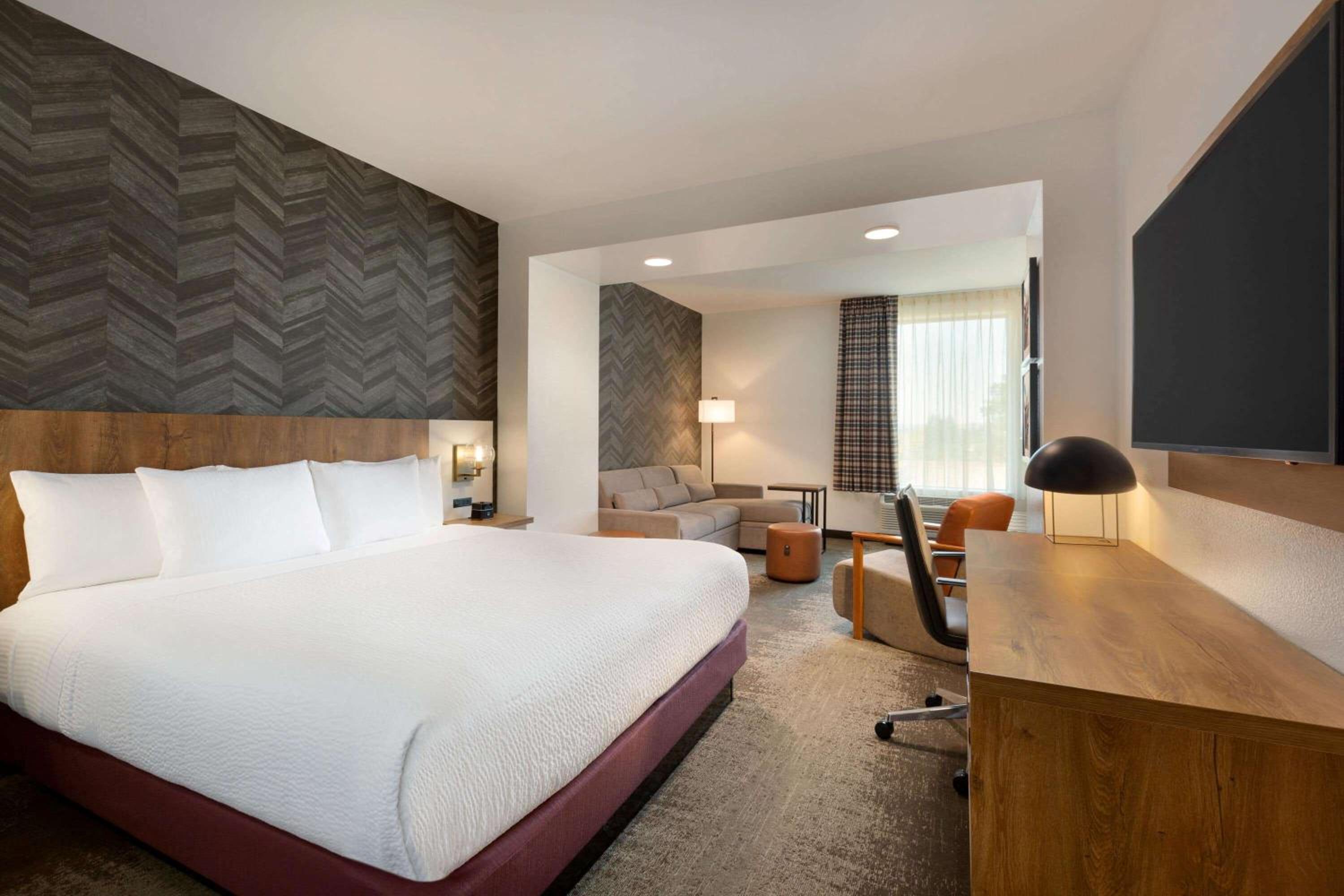 Executive King Suite - Non-Smoking - Photo 7