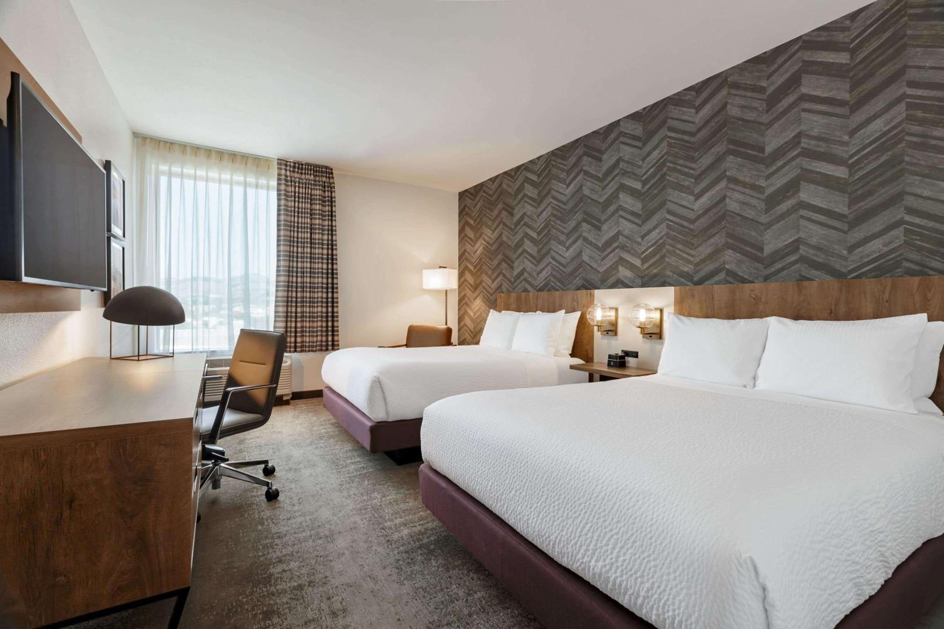 Queen Room with Two Queen Beds - Mobility Access/Non-Smoking - Photo 1