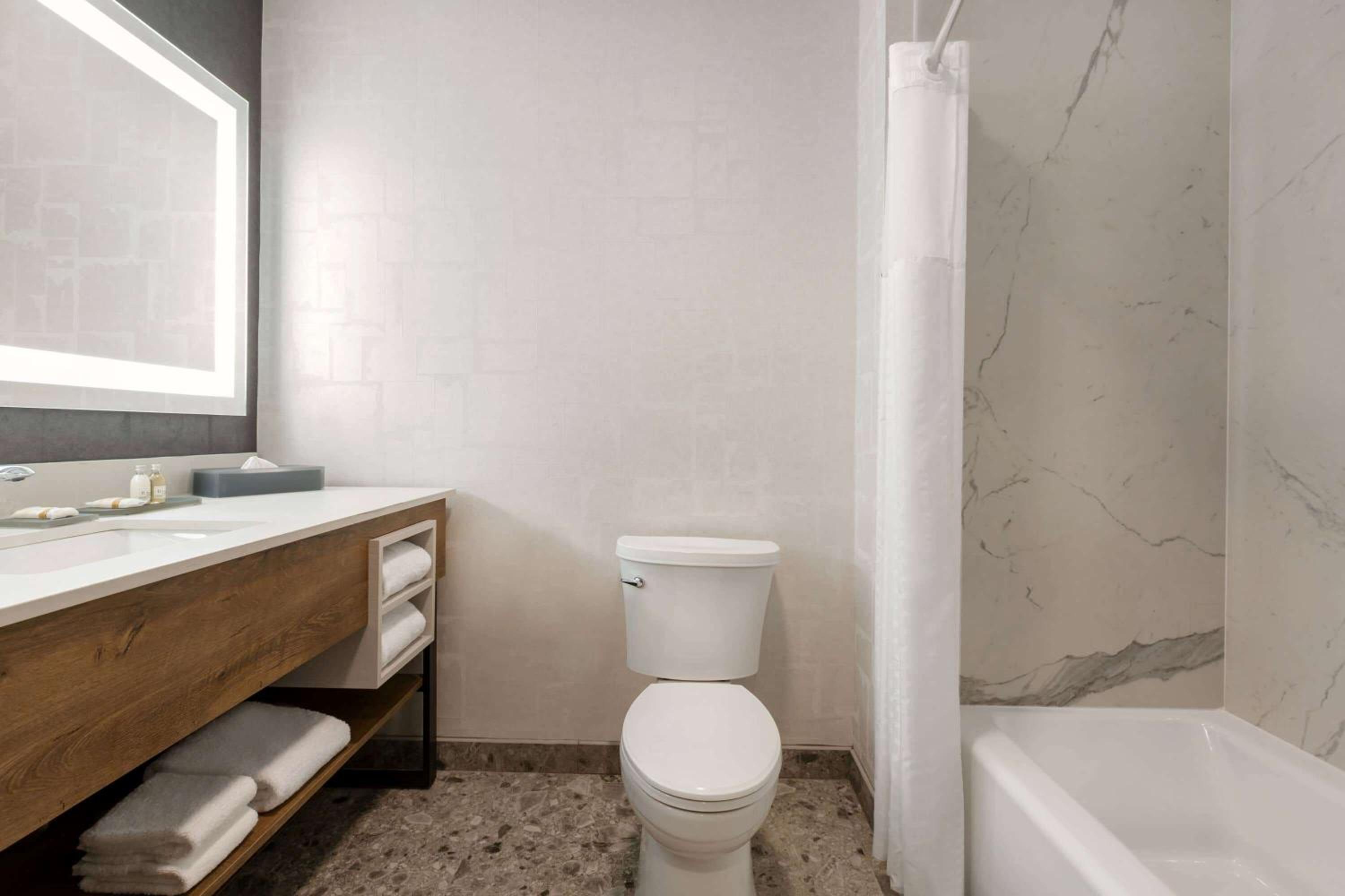 Queen Room with Two Queen Beds - Mobility Access/Non-Smoking - Photo 9