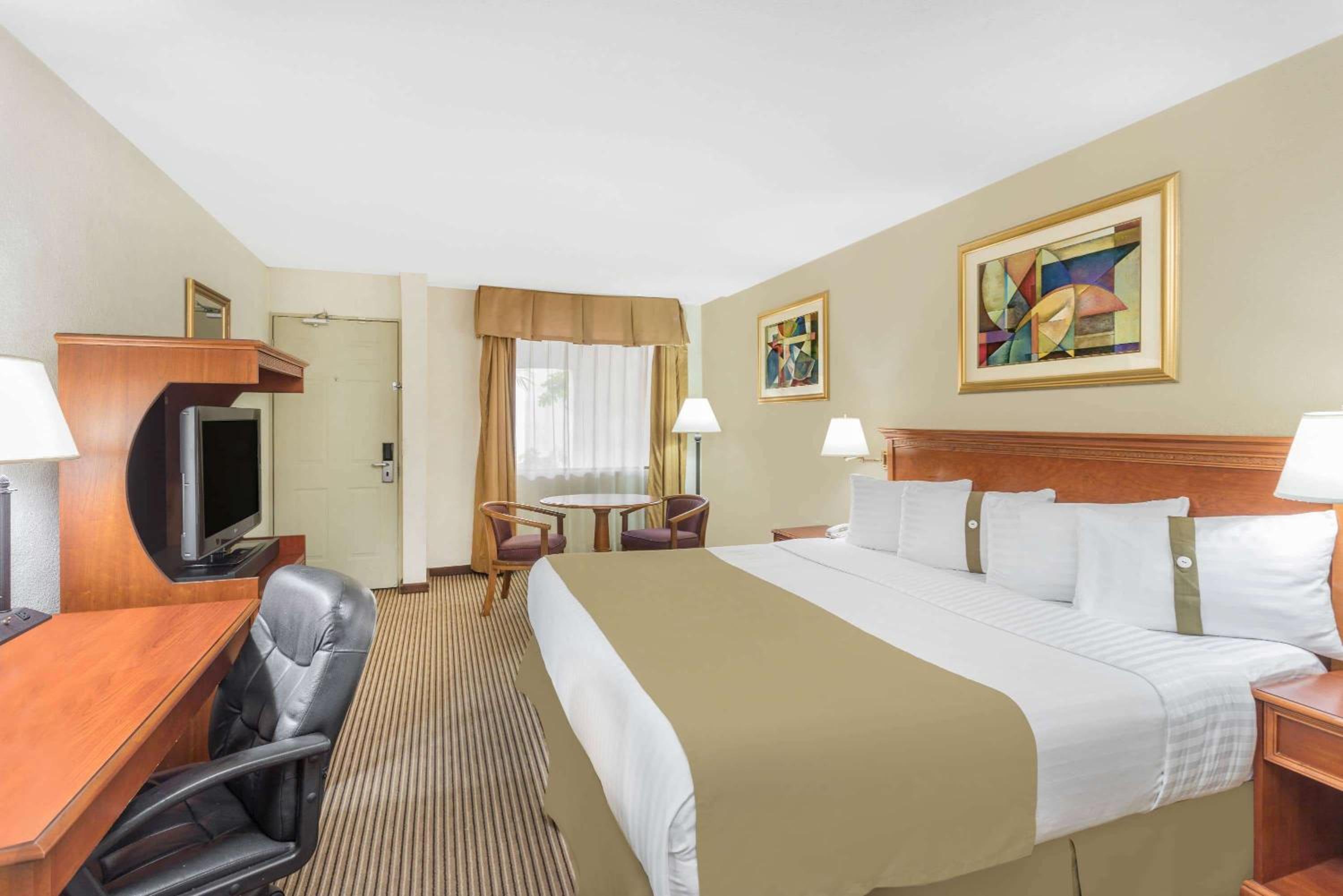 King Suite - Disability Access/Non-Smoking - Photo 2